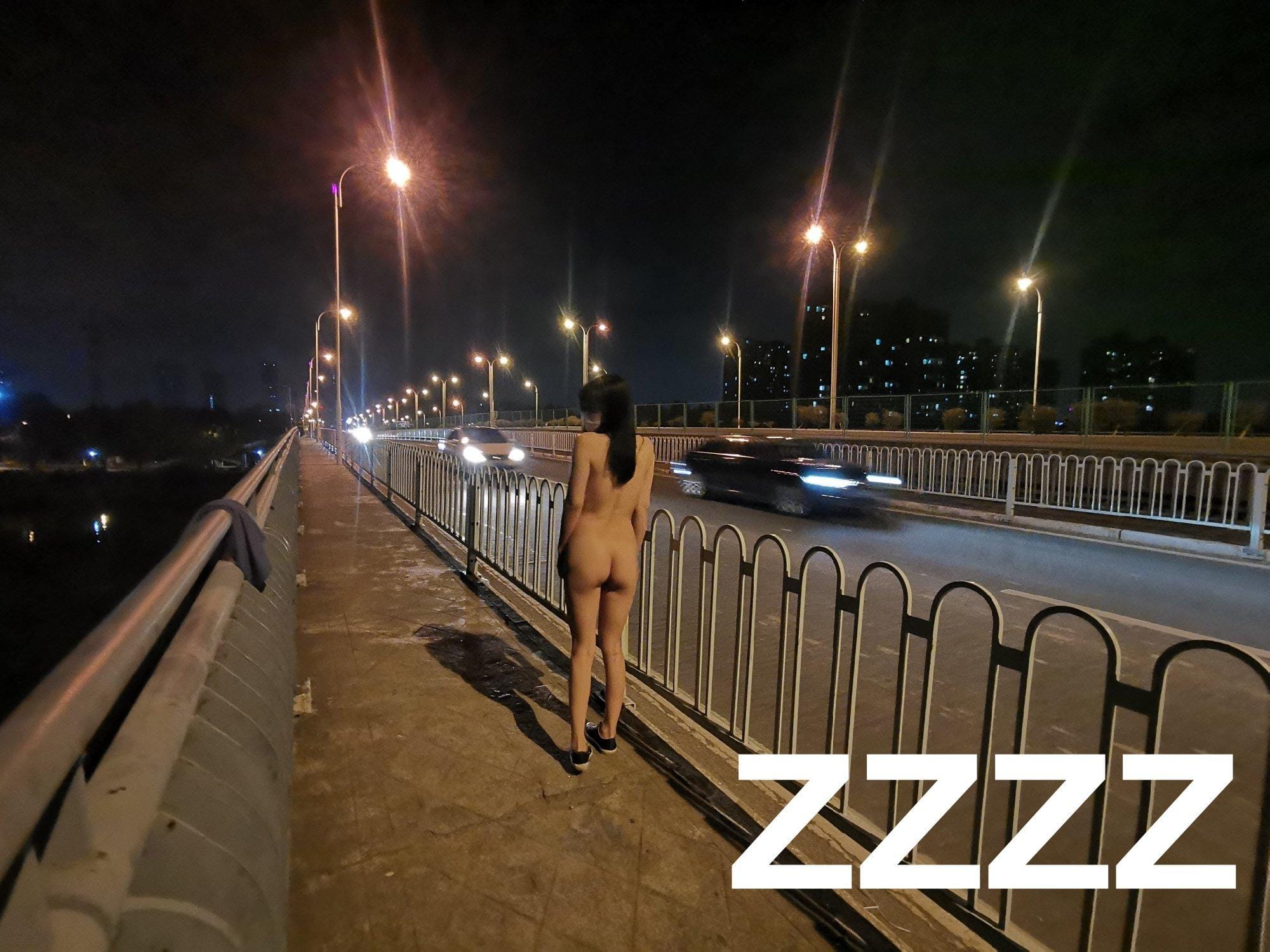 充满刺激感的深夜户外公园背景下清纯少女诱惑