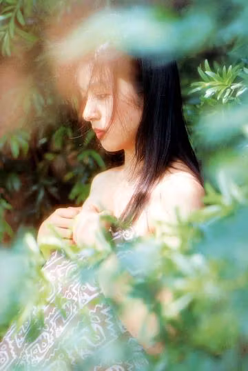 宽松轻薄浴袍勾勒内里迷人极品美乳美胸身段