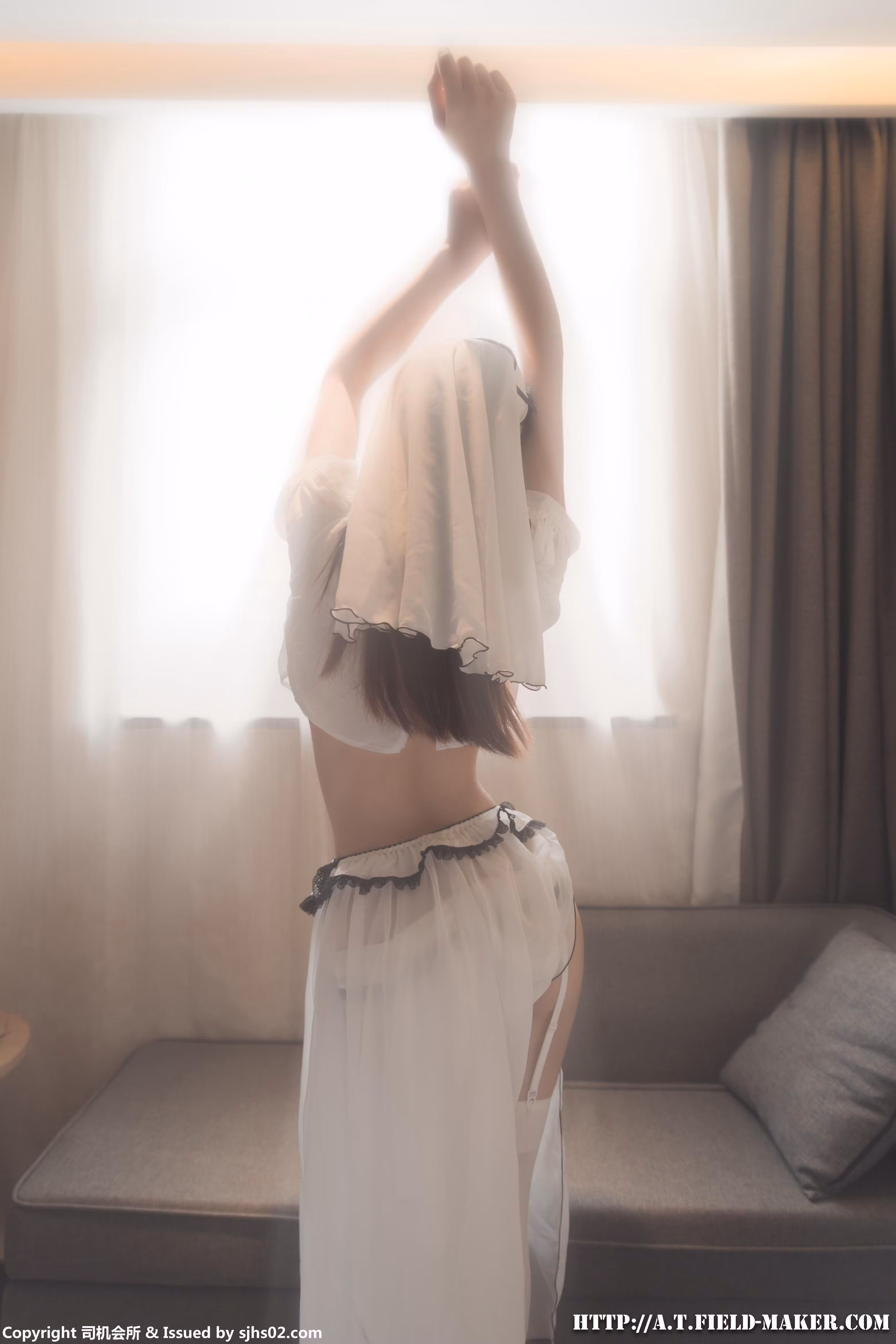 ATFMaker模特身穿情趣白修女制服与白丝吊带袜展现美腿姿势
