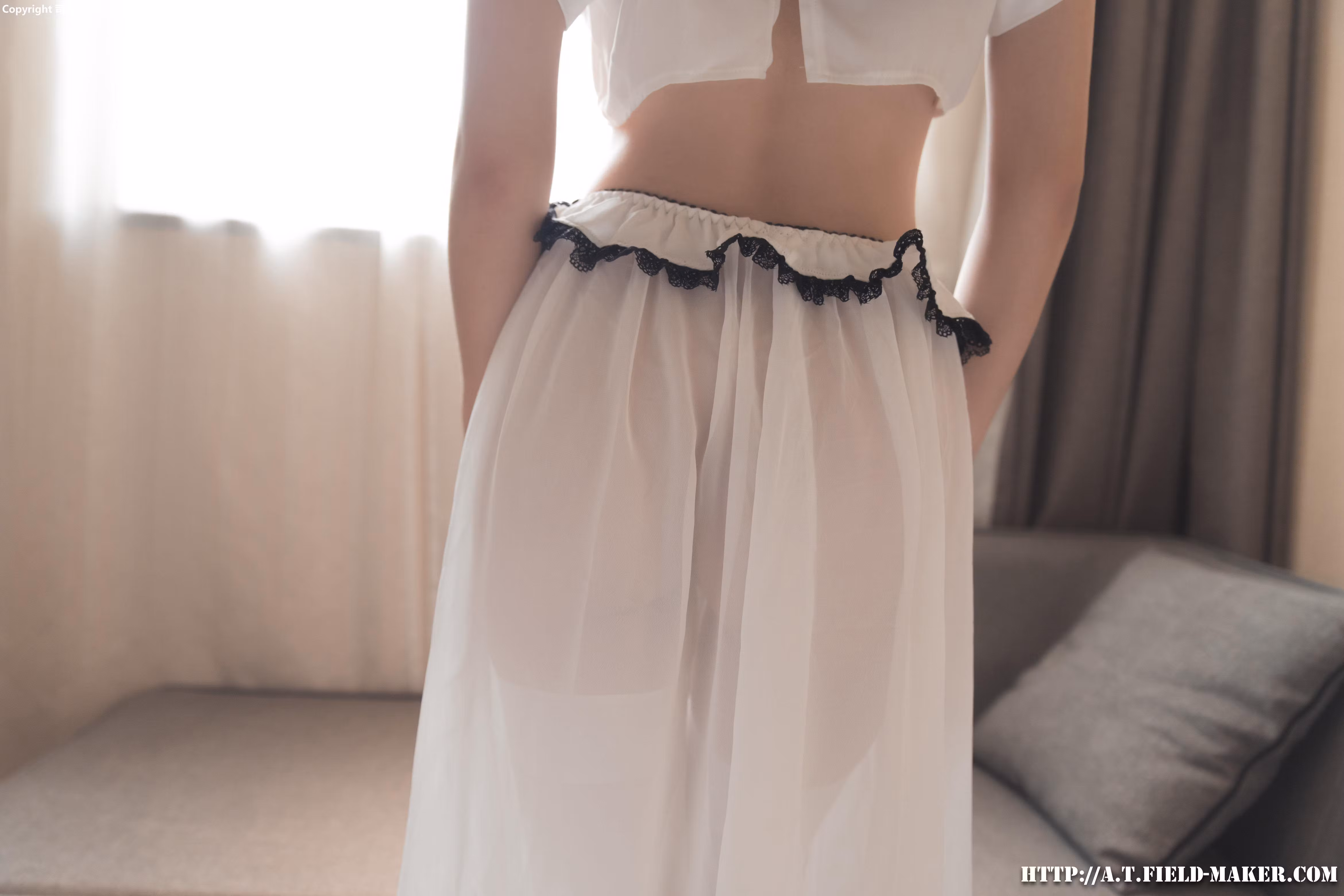温馨客房沙发背景下勾勒极品制服美女身形曲线