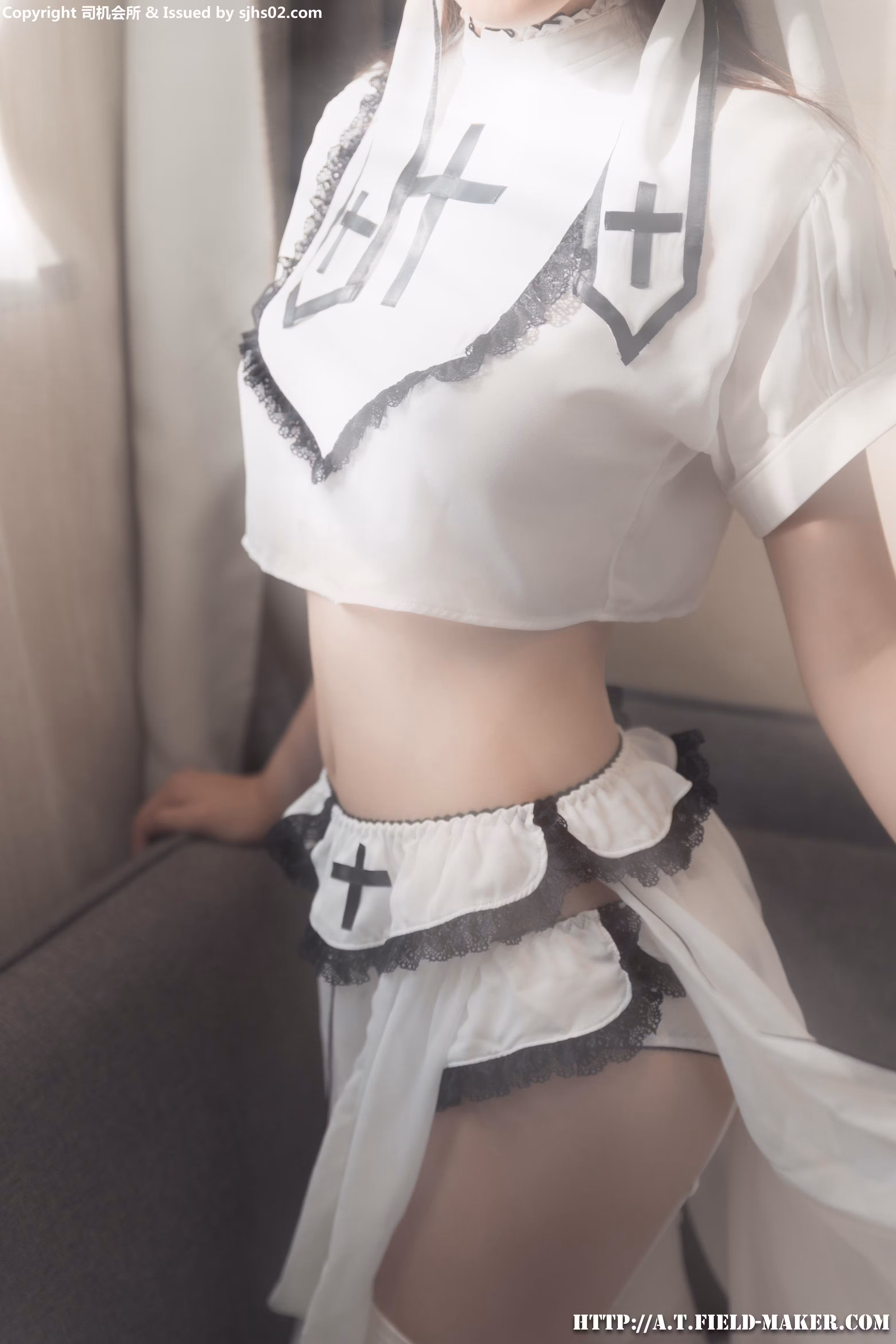 ATFMaker模特身穿情趣白修女制服与白丝吊带袜展现美腿姿势