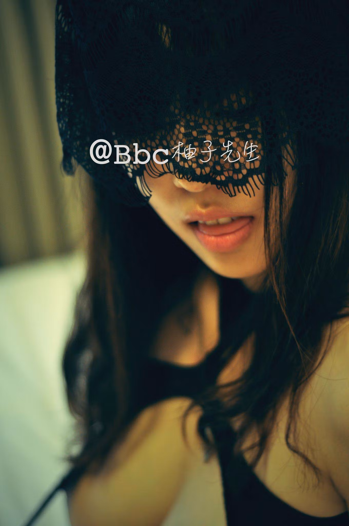 Bbc柚子先生模特身穿性感私服与黑丝在街头展现野外露出姿势