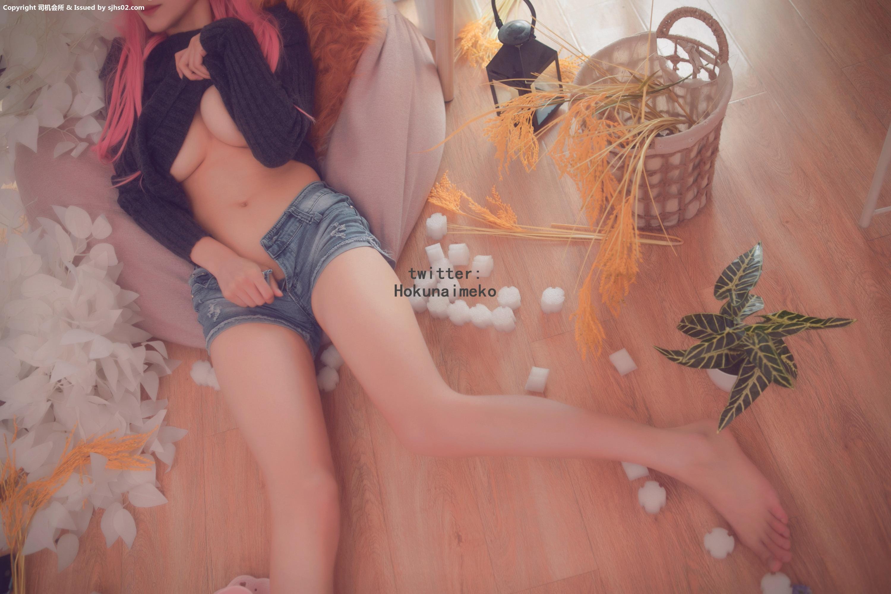 粉色长发戴口罩姿势展现风骚清纯少女女性诱惑