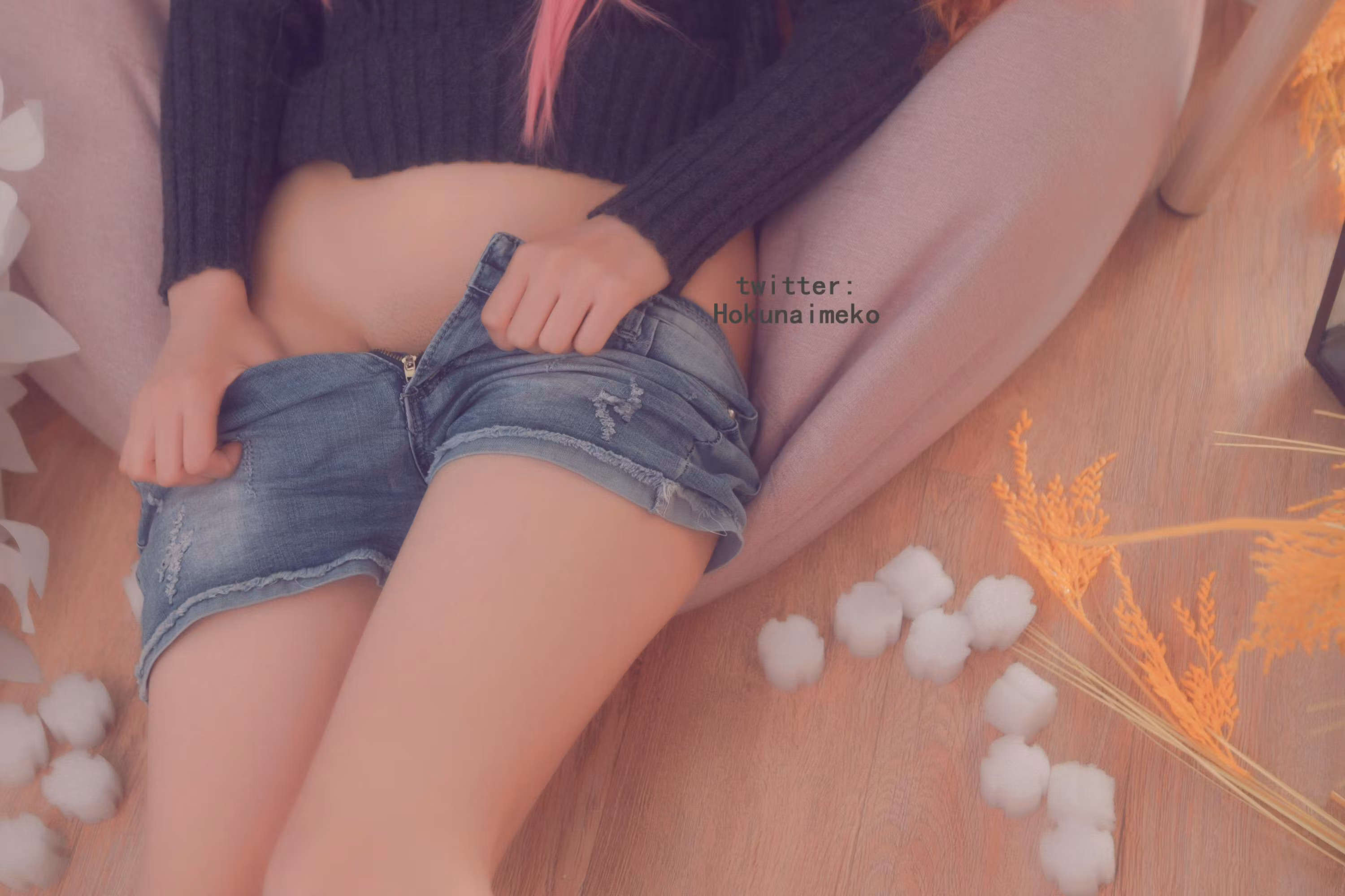 Hokunaimeko模特身穿露肩毛衣与短裤在室内展现玉足美腿姿势