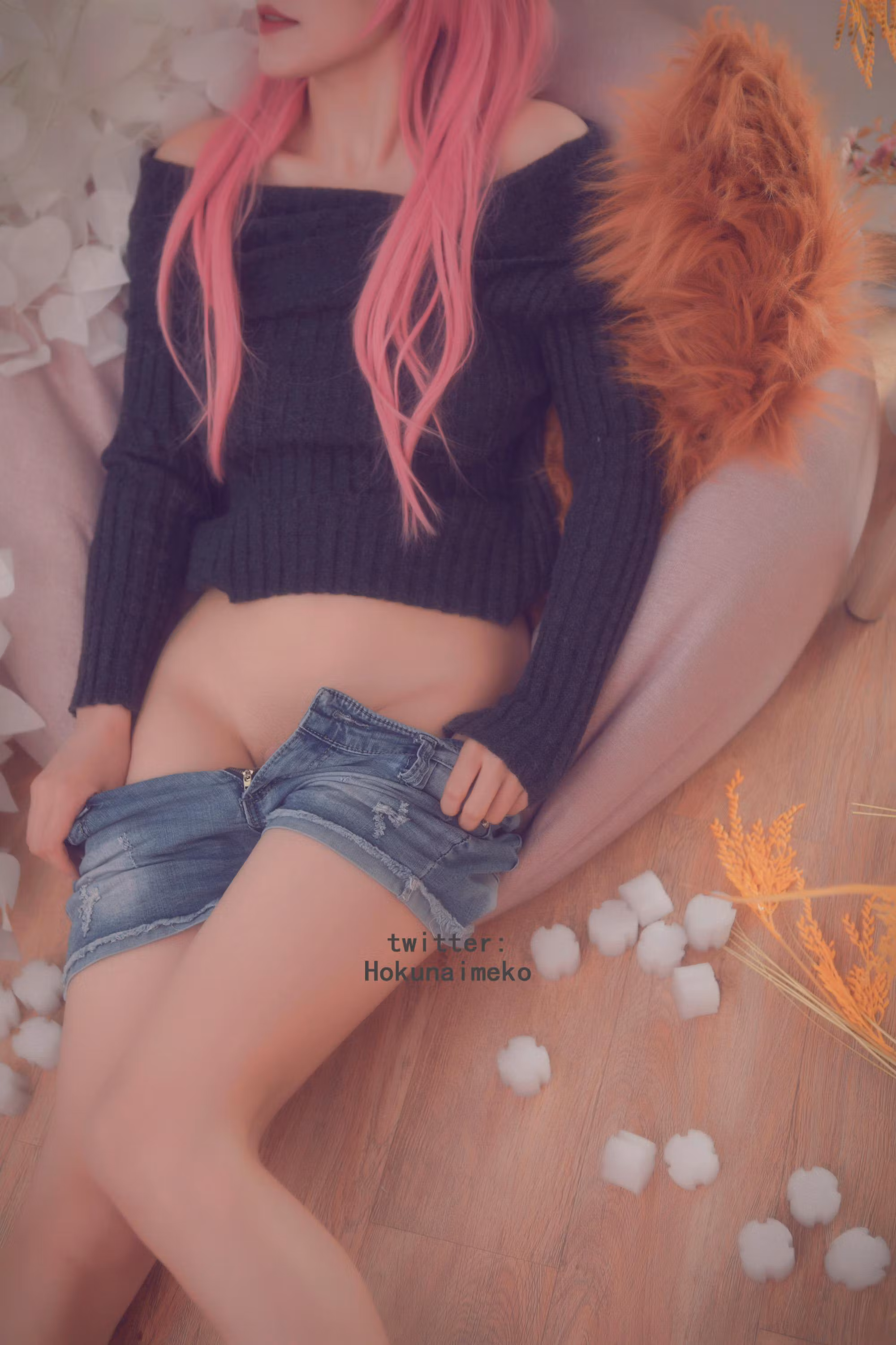 狐耳狐尾配饰展现甜美可爱少女与白嫩肌肤线条