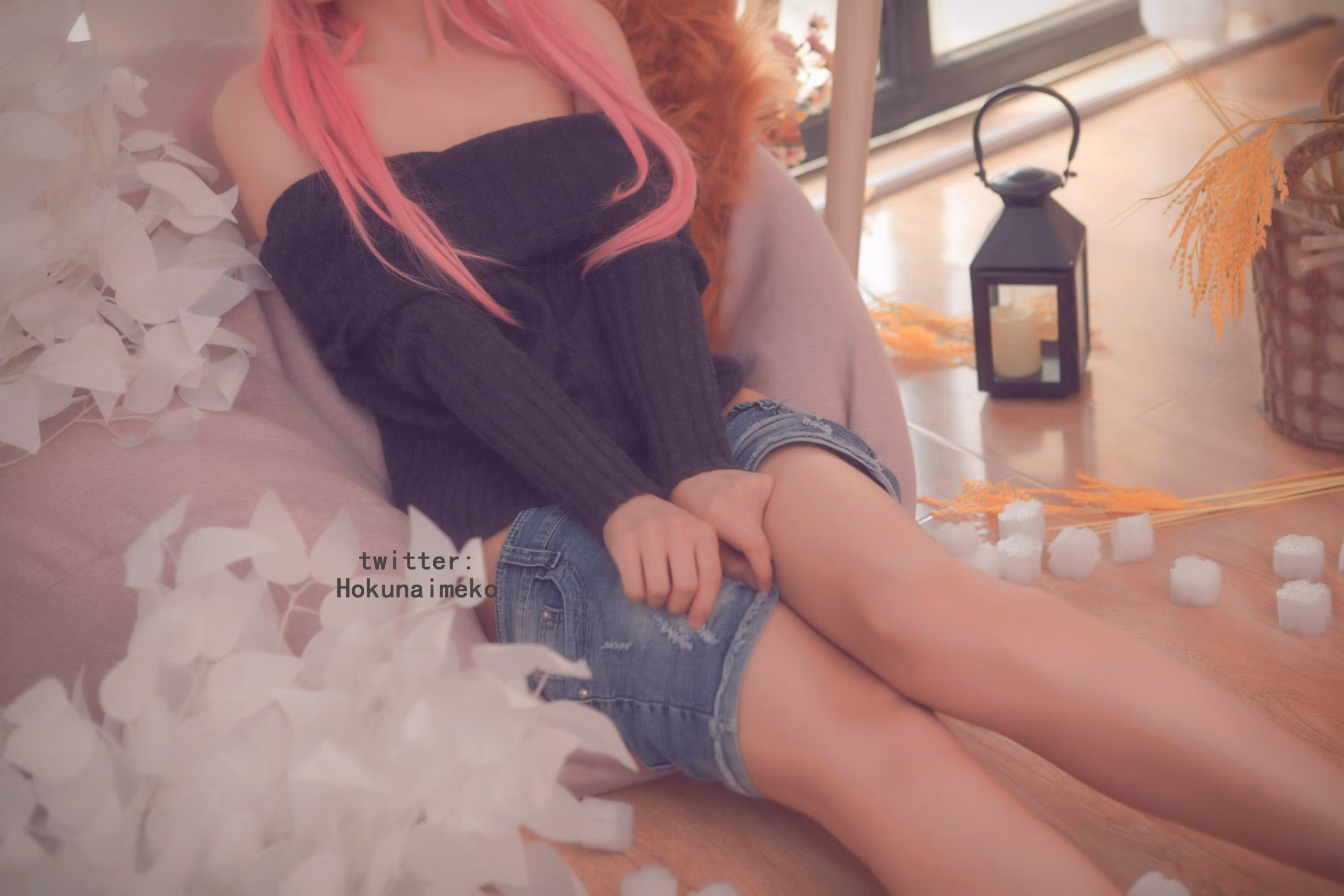 粉色长发戴口罩姿势展现风骚清纯少女女性诱惑
