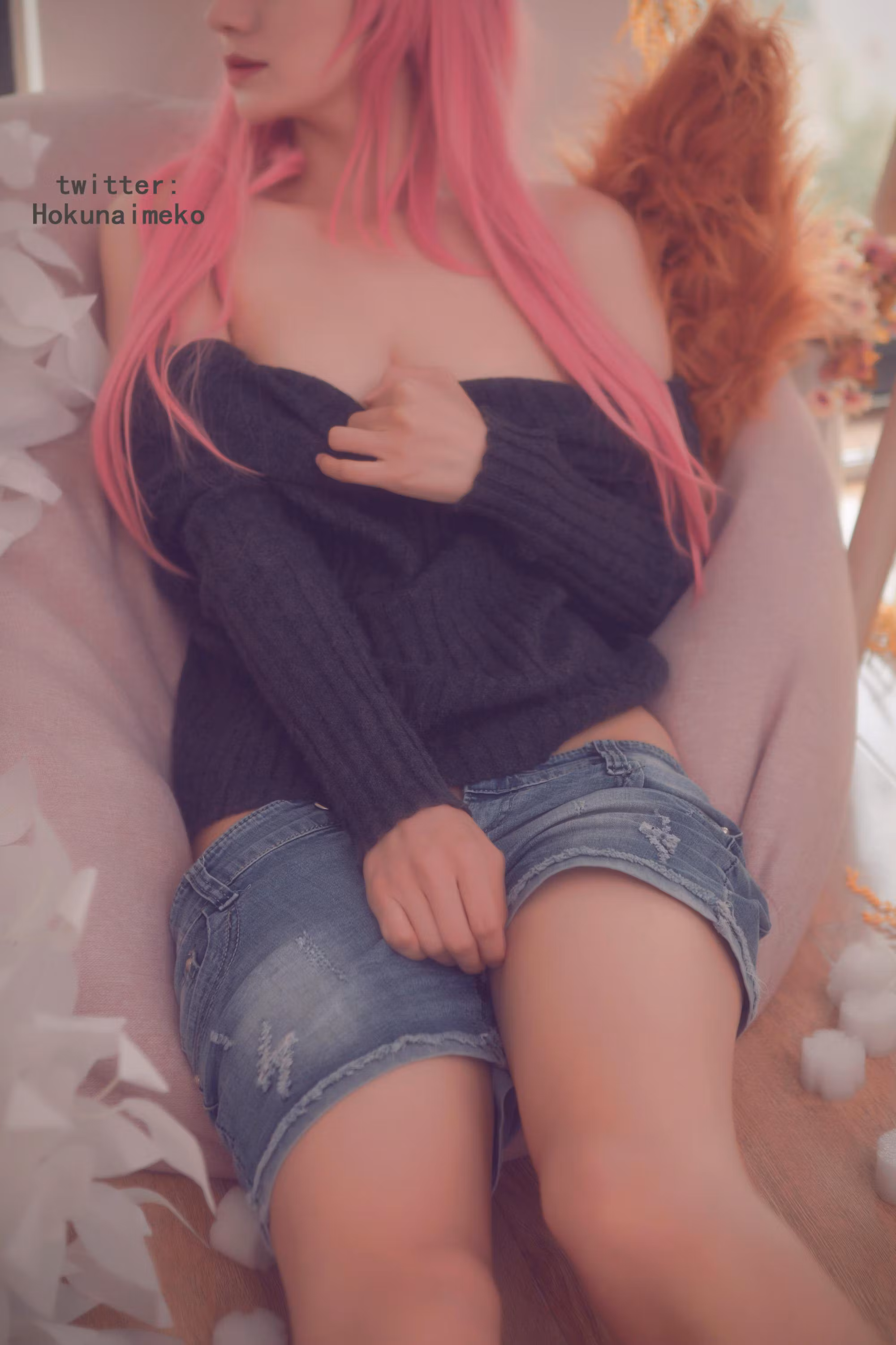褪去情趣私服后在懒人沙发显露白嫩玉足线条