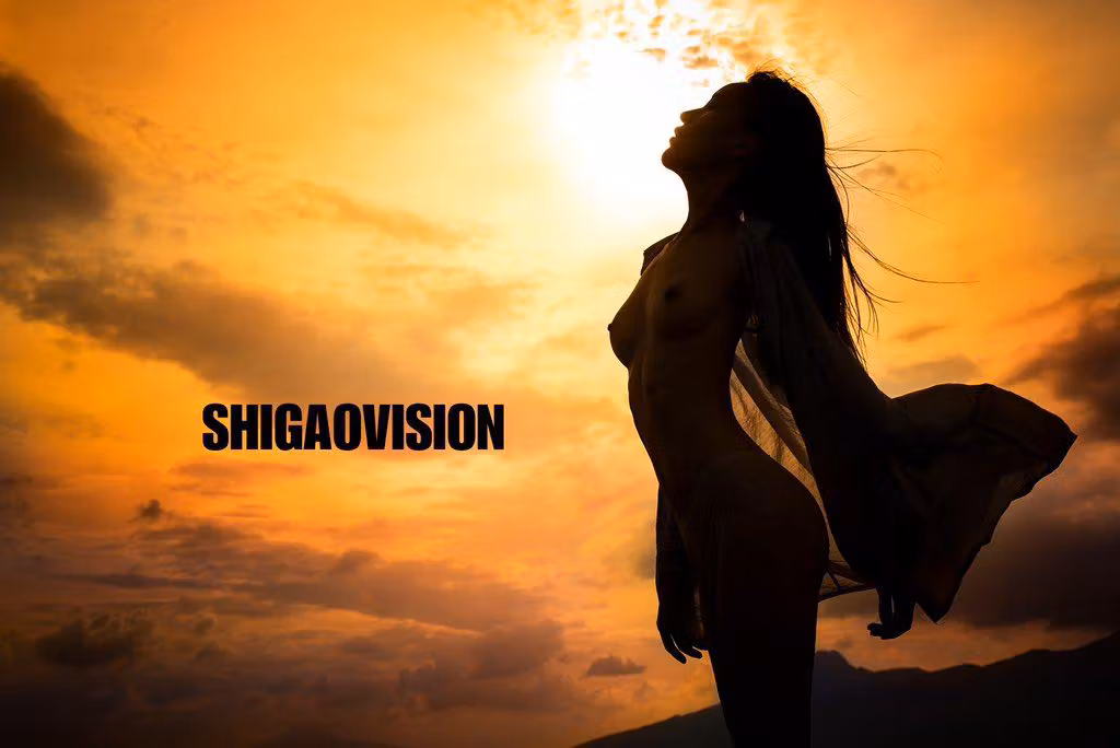 SHIGAOVISION模特身穿黑色内衣与丁字裤在霓虹灯光下展现美腿姿势