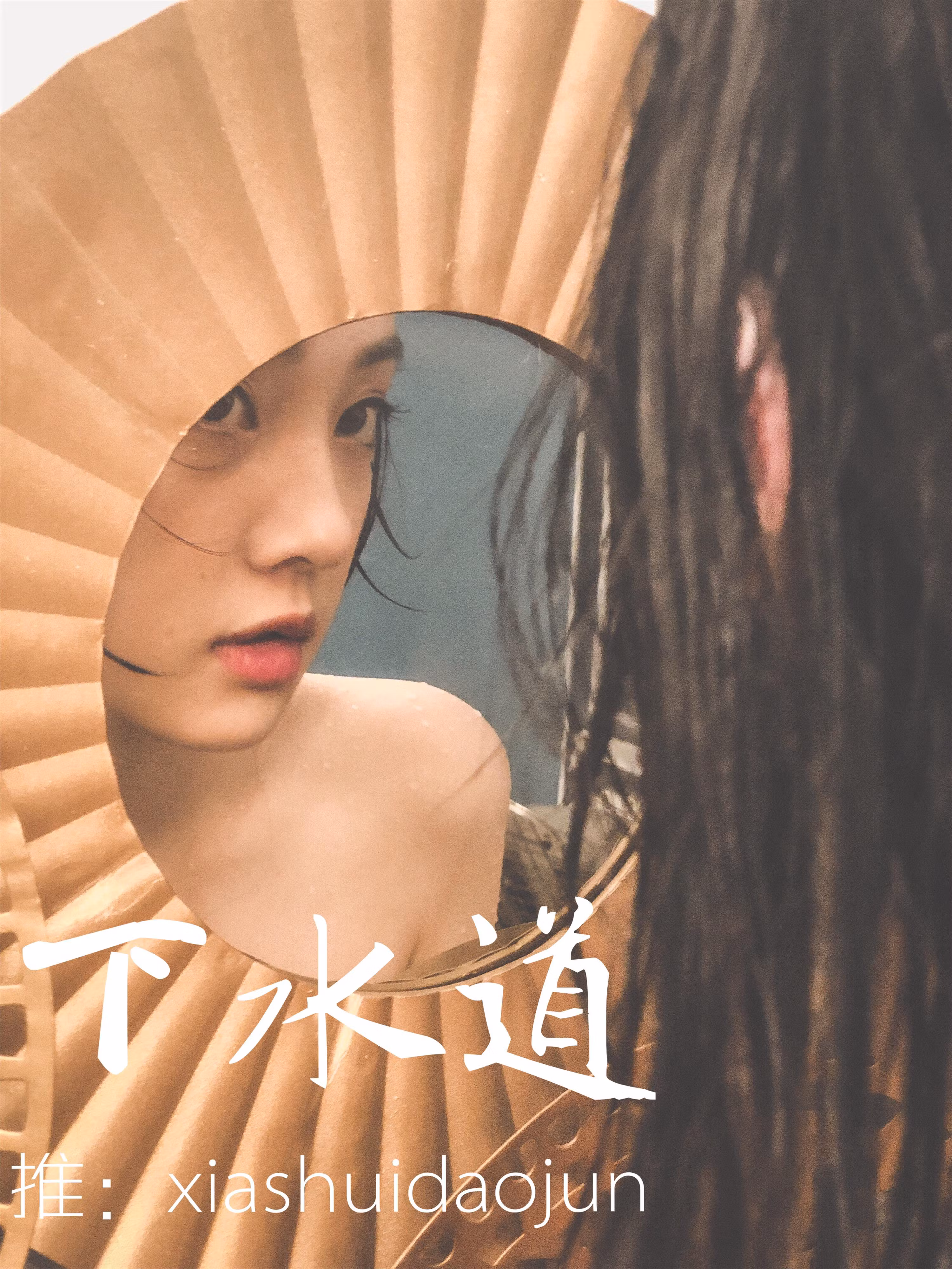 西装外套搭配格子领带展现风骚白嫩少女与大腿肌肤线条