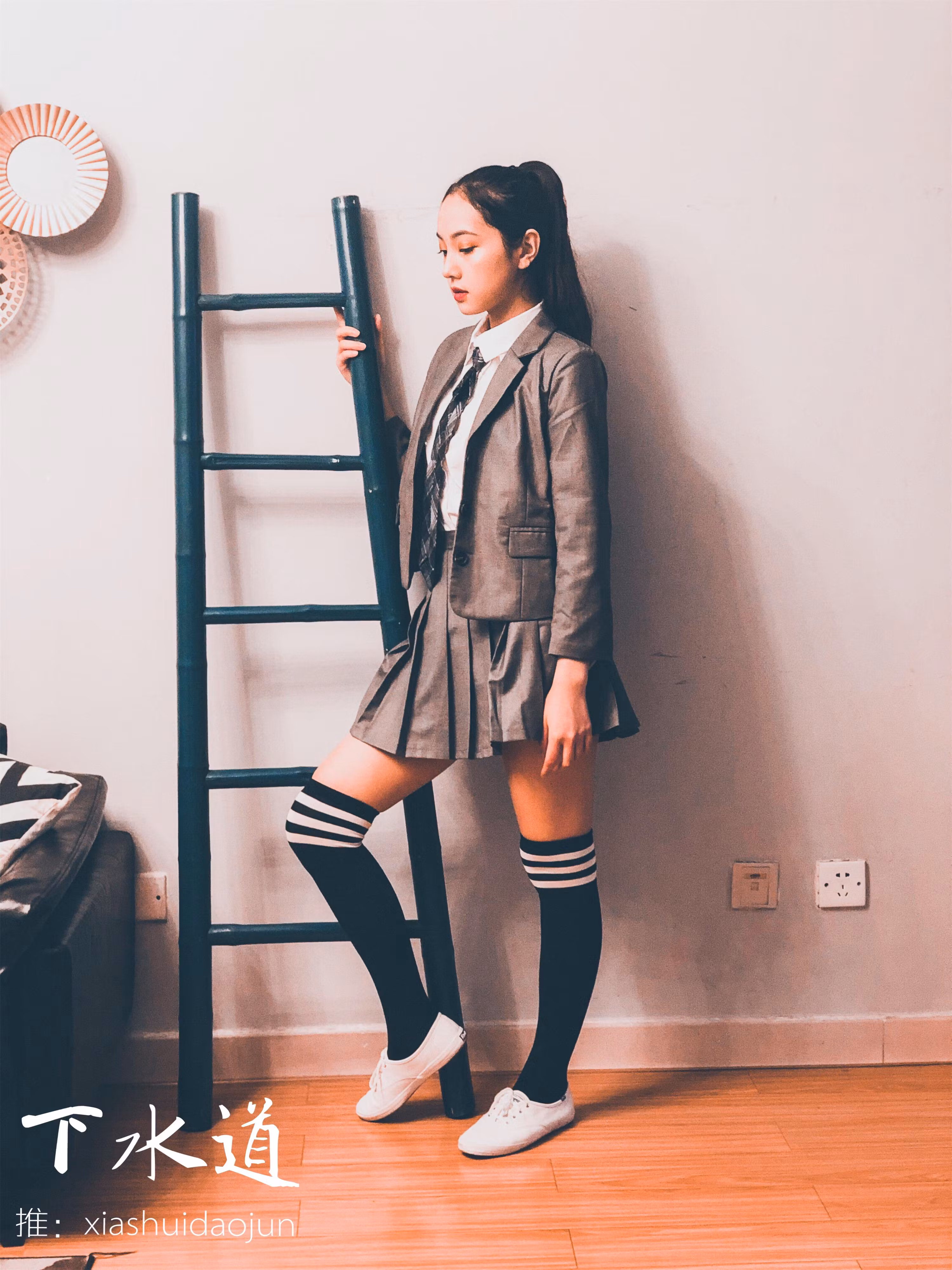 下水道模特婕哥身穿JK制服与黑袜在沙发上展现褪下内衣姿势