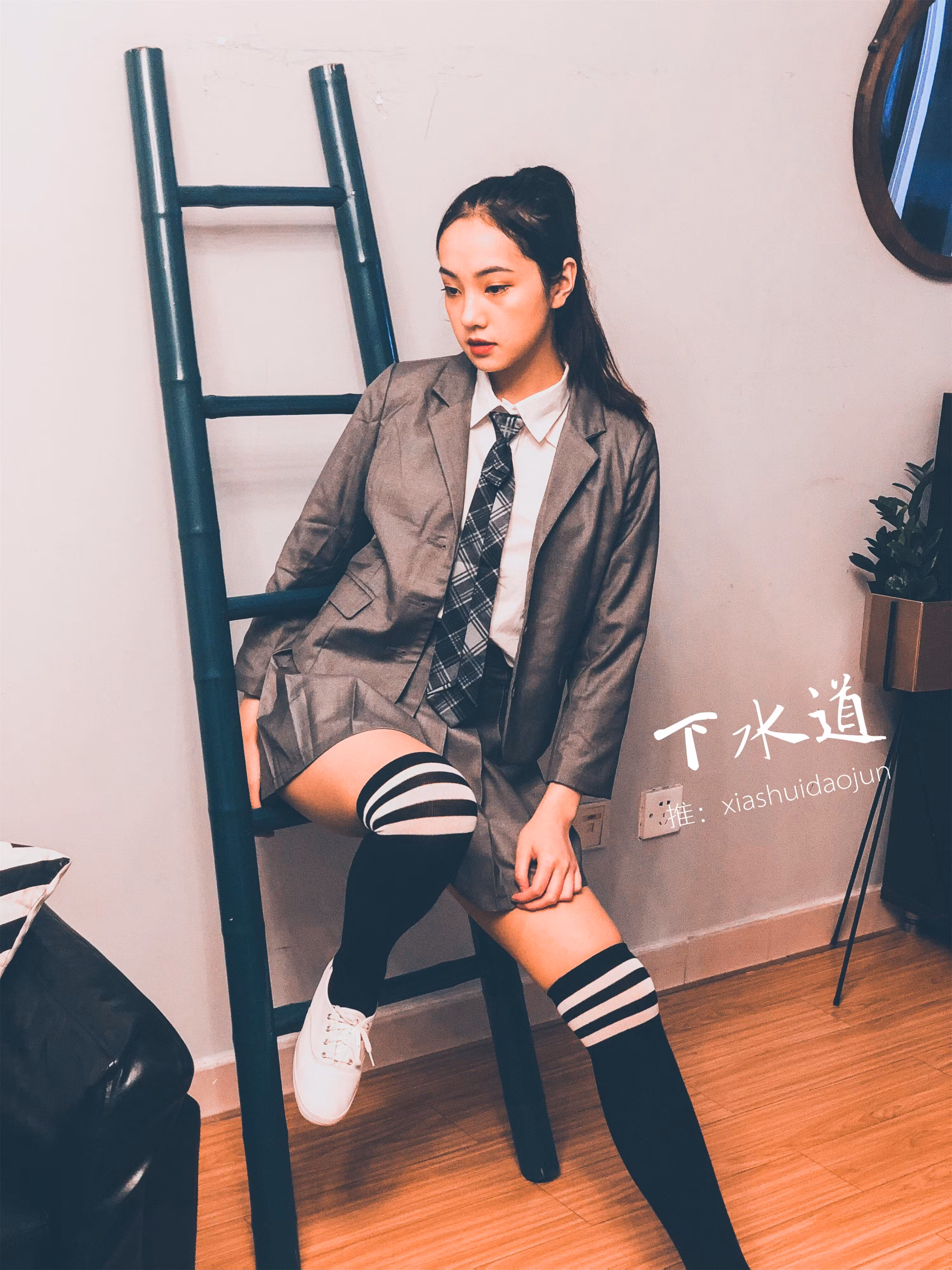 褪下丁字裤挂在脚踝姿势展现性感诱惑女性反差