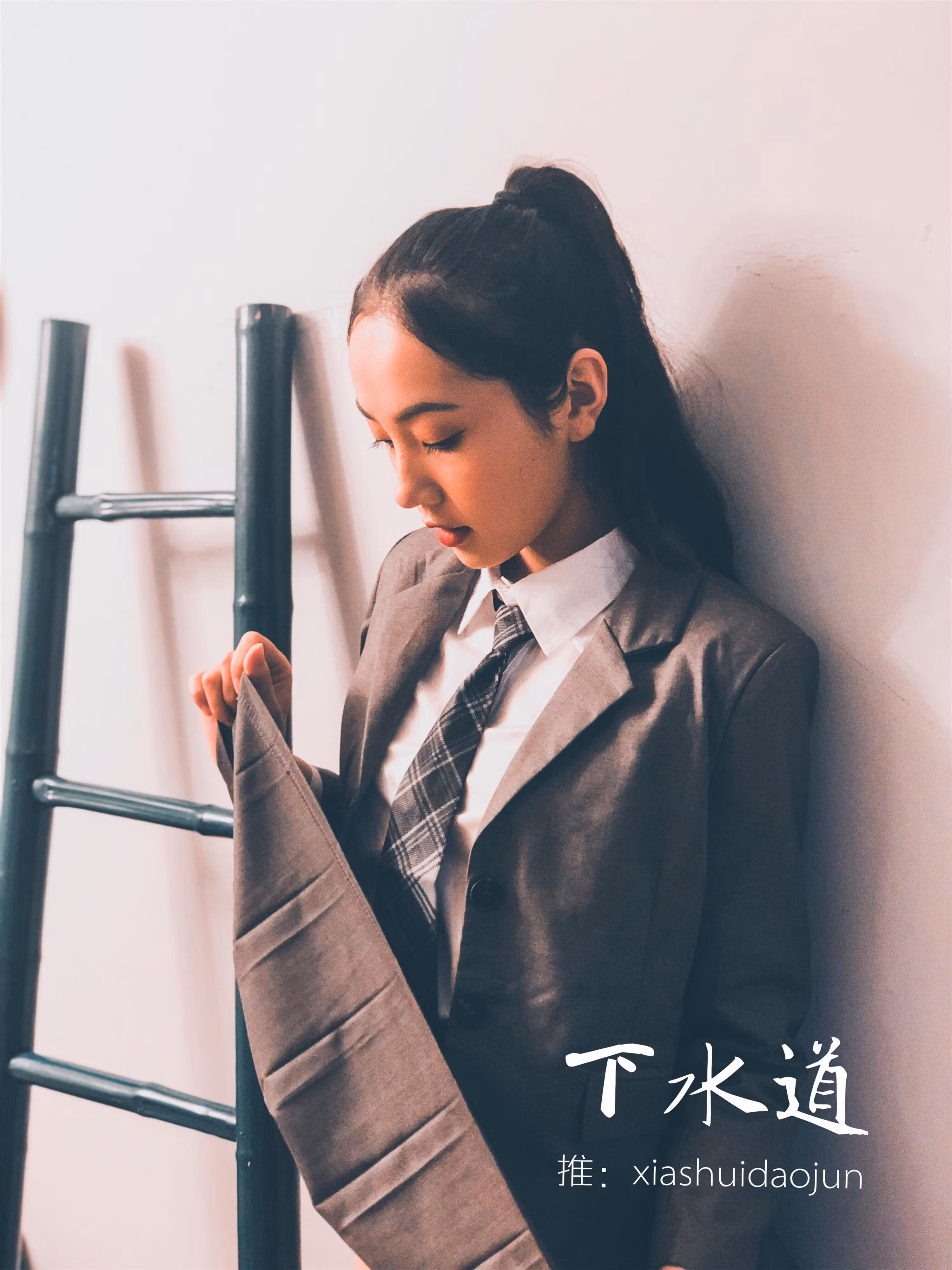 带有独特制服反差魅惑的粉嫩鲍鱼嫰穴私房照