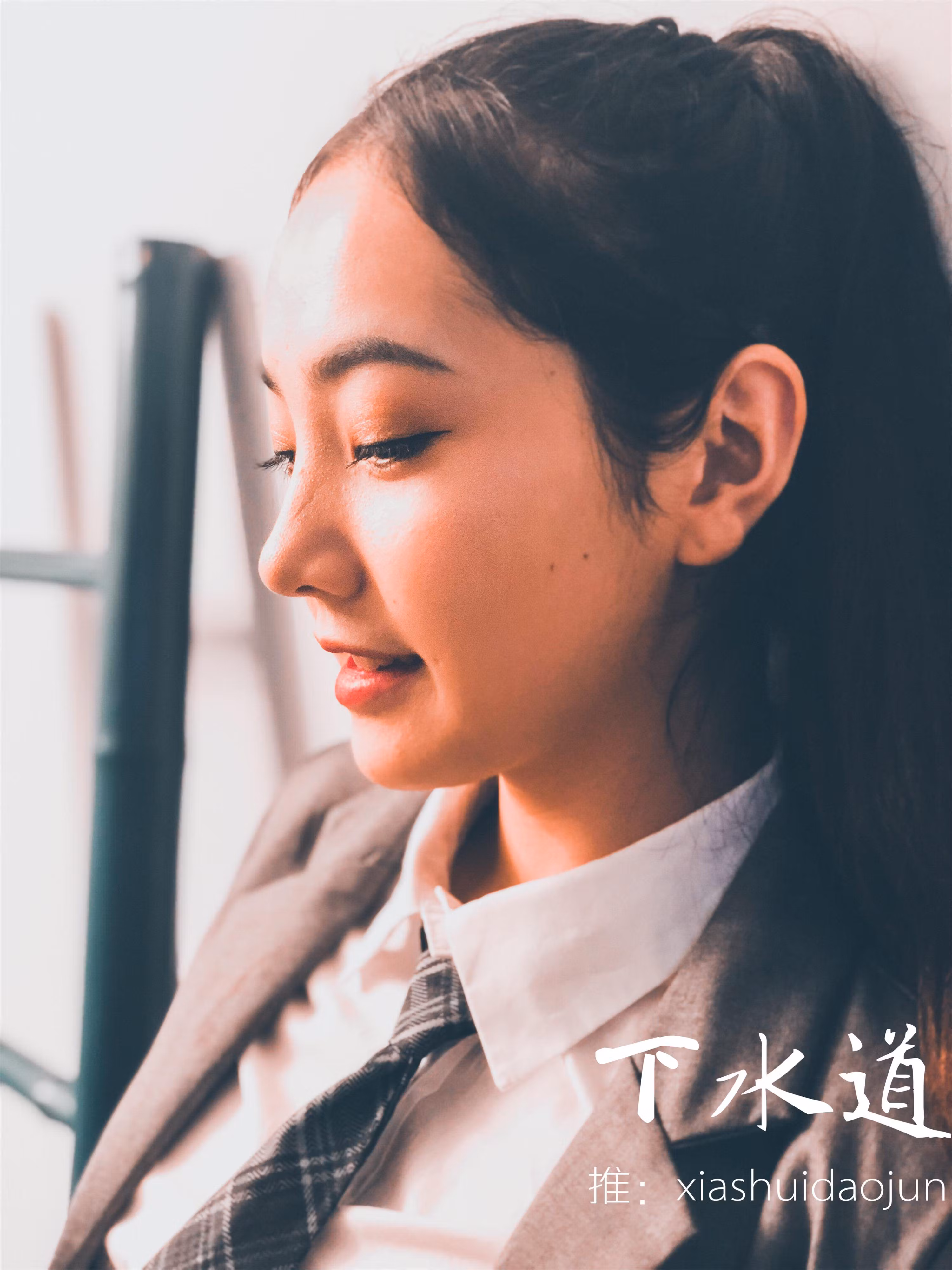 下水道模特婕哥身穿JK制服与黑袜在沙发上展现褪下内衣姿势