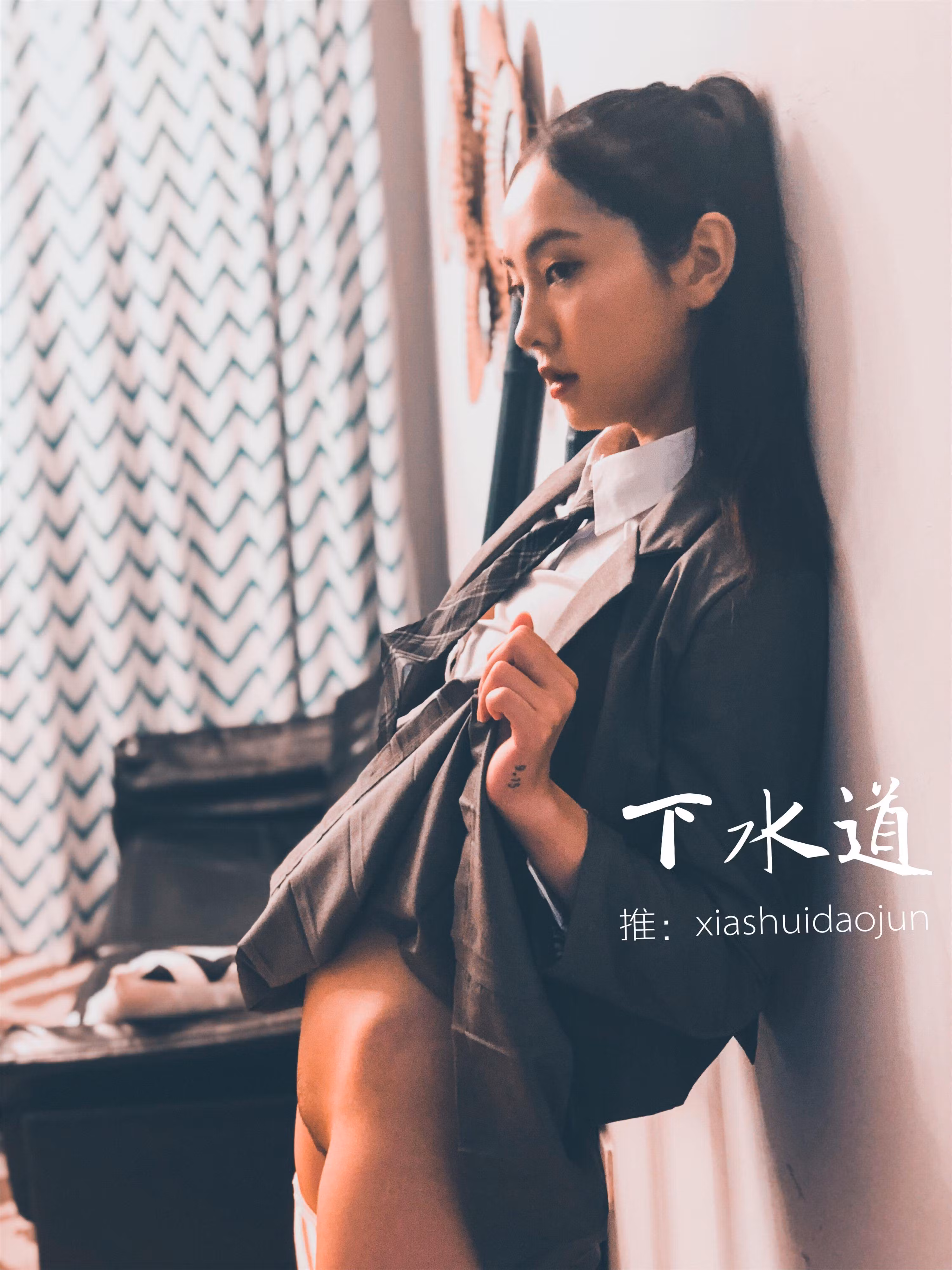 褪下丁字裤挂在脚踝姿势展现性感诱惑女性反差
