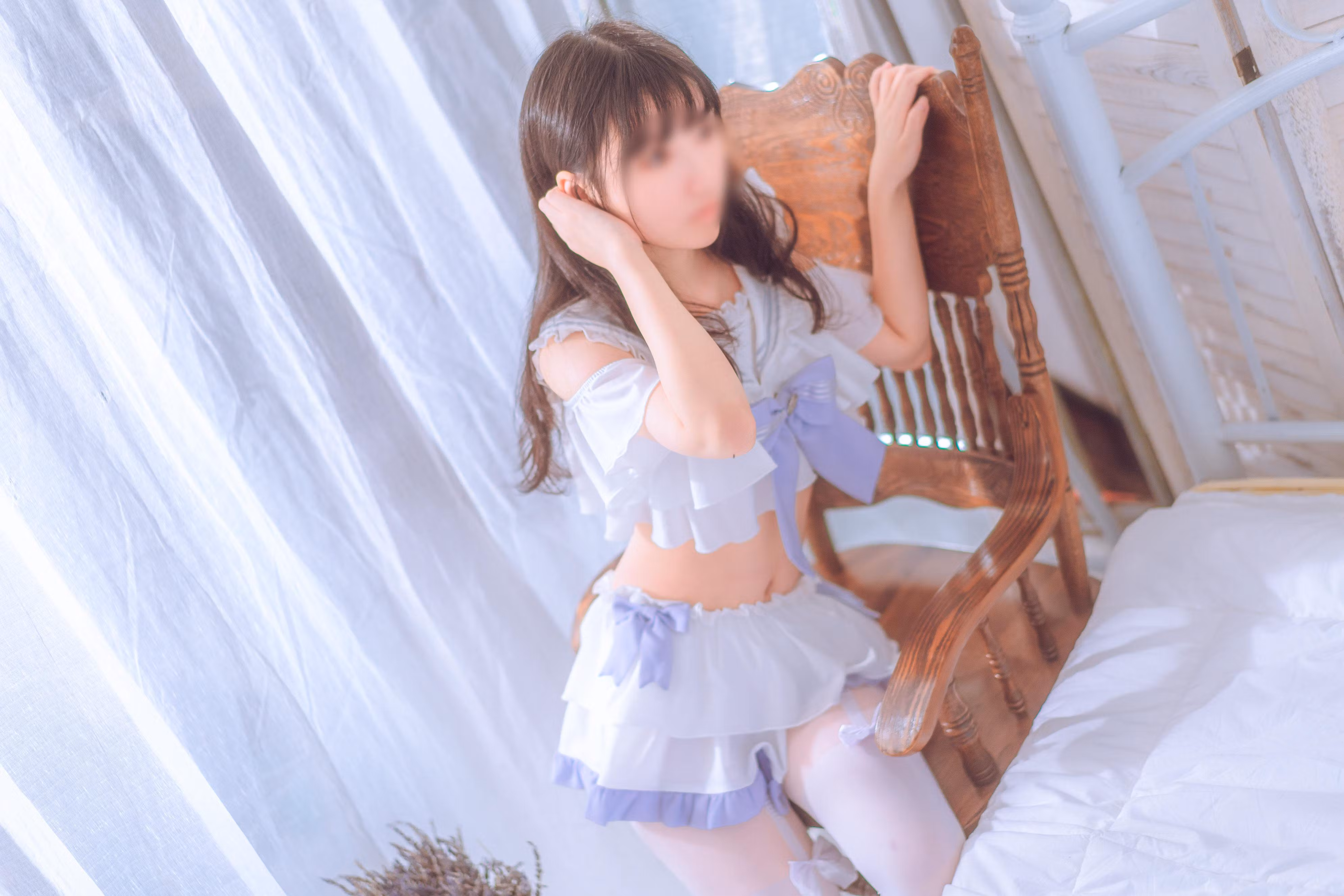 蓝色大蝴蝶结搭配荷叶边展现清纯甜美少女与白嫩肌肤线条