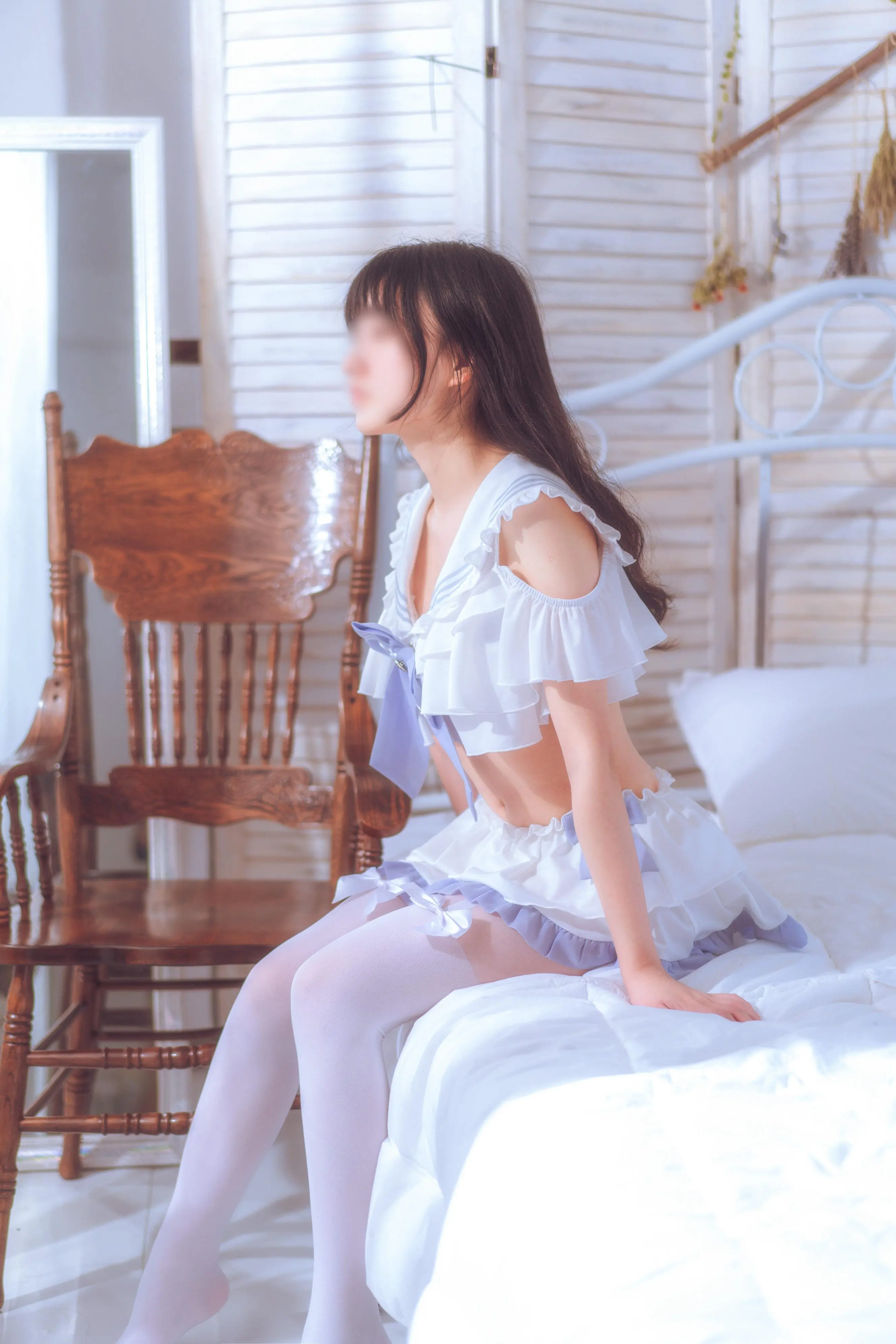 褪去清纯女仆服装后在床上显露白嫩玉足线条