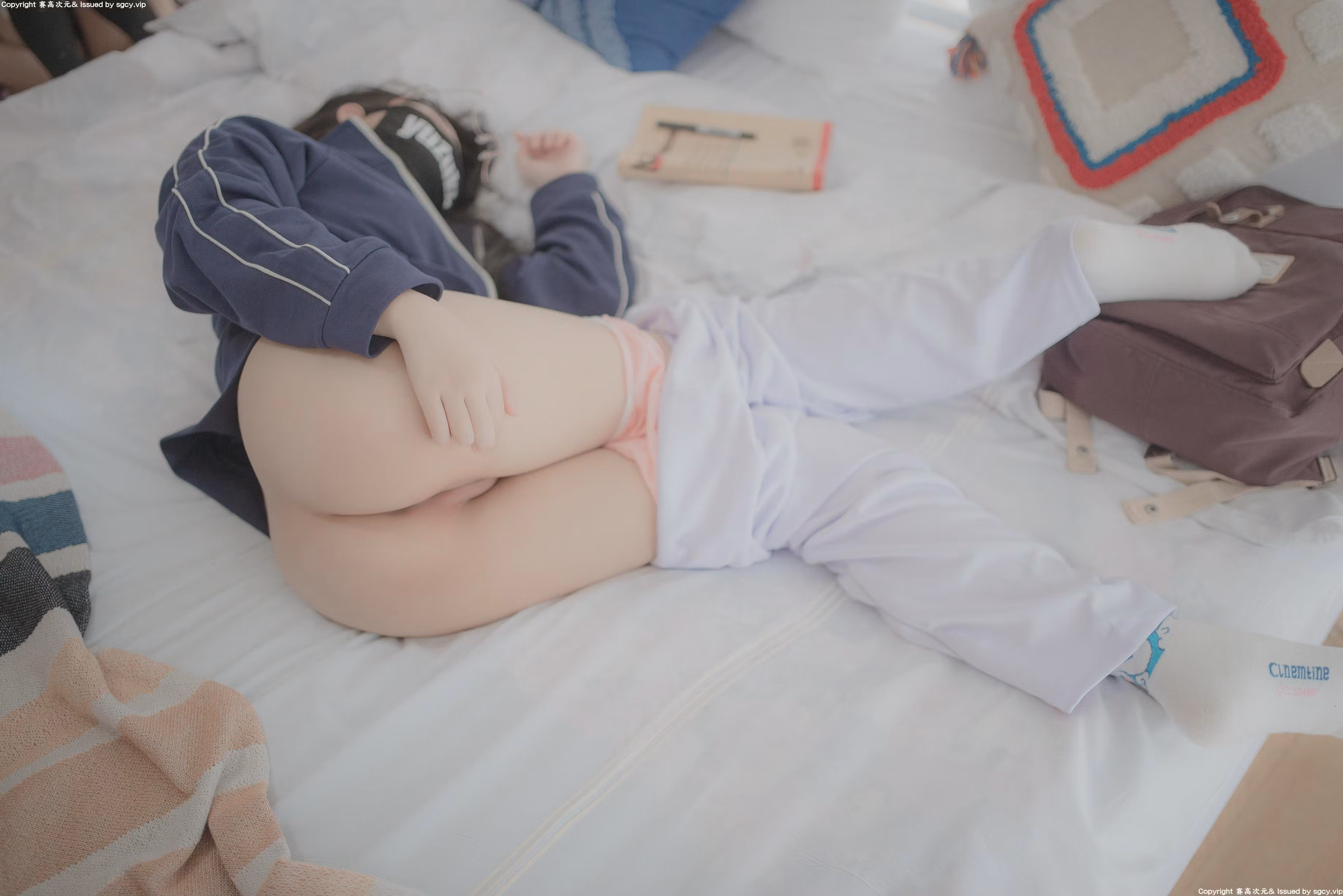 带有独特百合制服反差魅惑的粉嫩鲍鱼嫰穴私房照