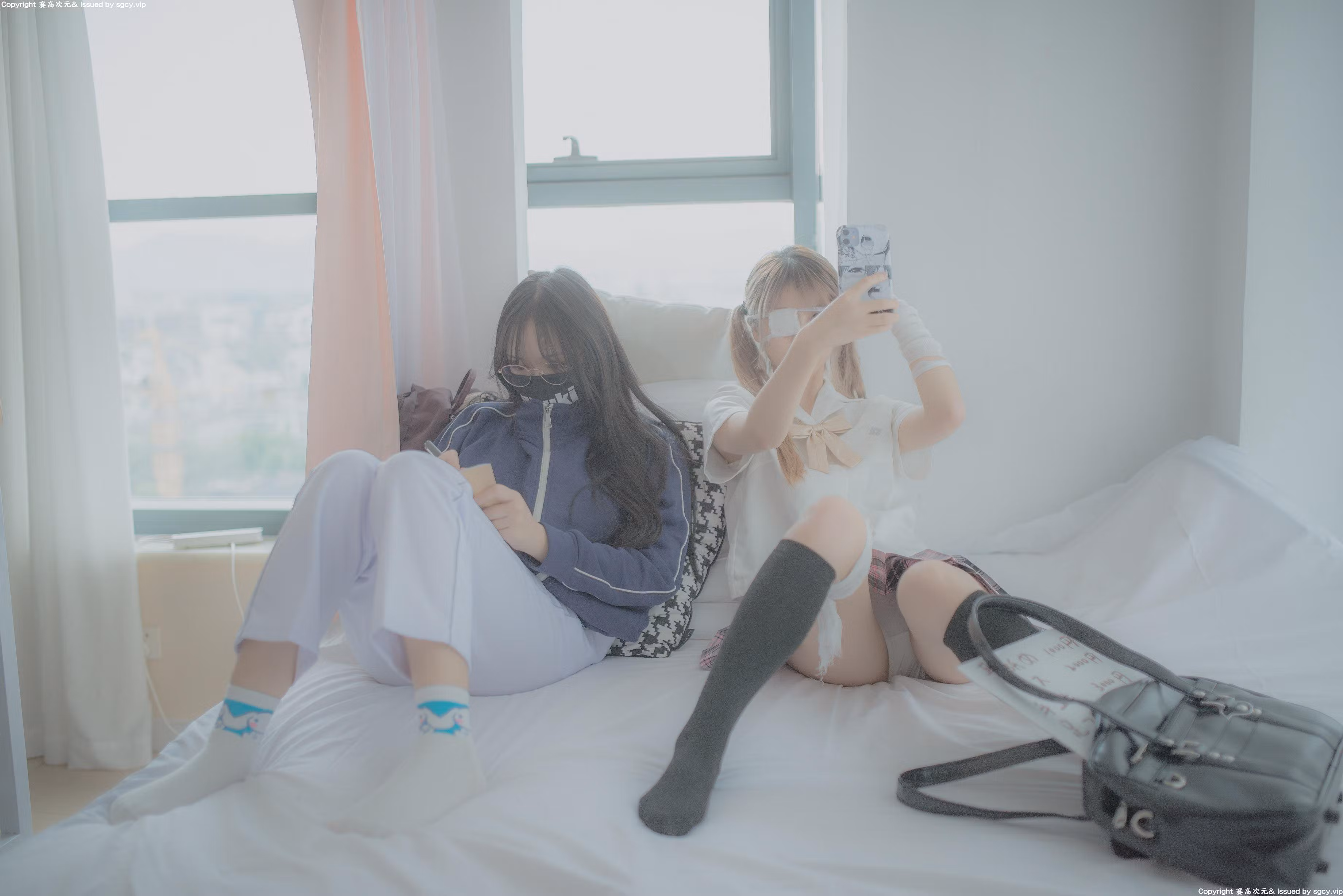柚木与靠谱女丸子模型身穿JK制服在吧台展现坐姿姿势