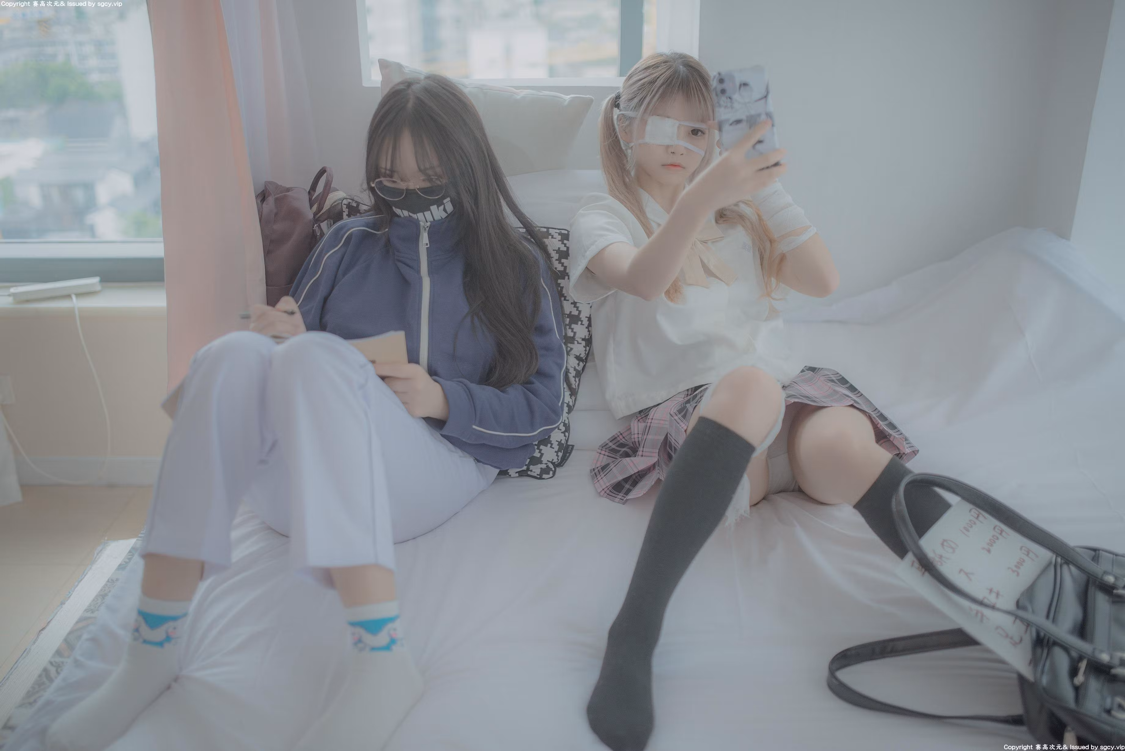 白色短袖衬衫搭配黑色长袜展现清纯可爱少女与白嫩肌肤线条