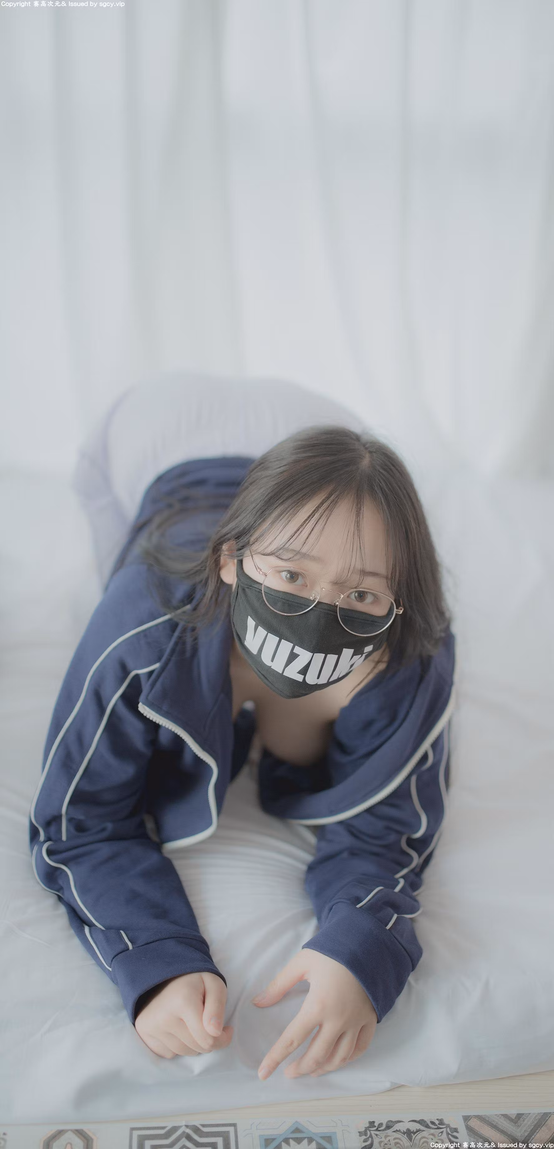 柚木与靠谱女丸子模型身穿JK制服在吧台展现坐姿姿势
