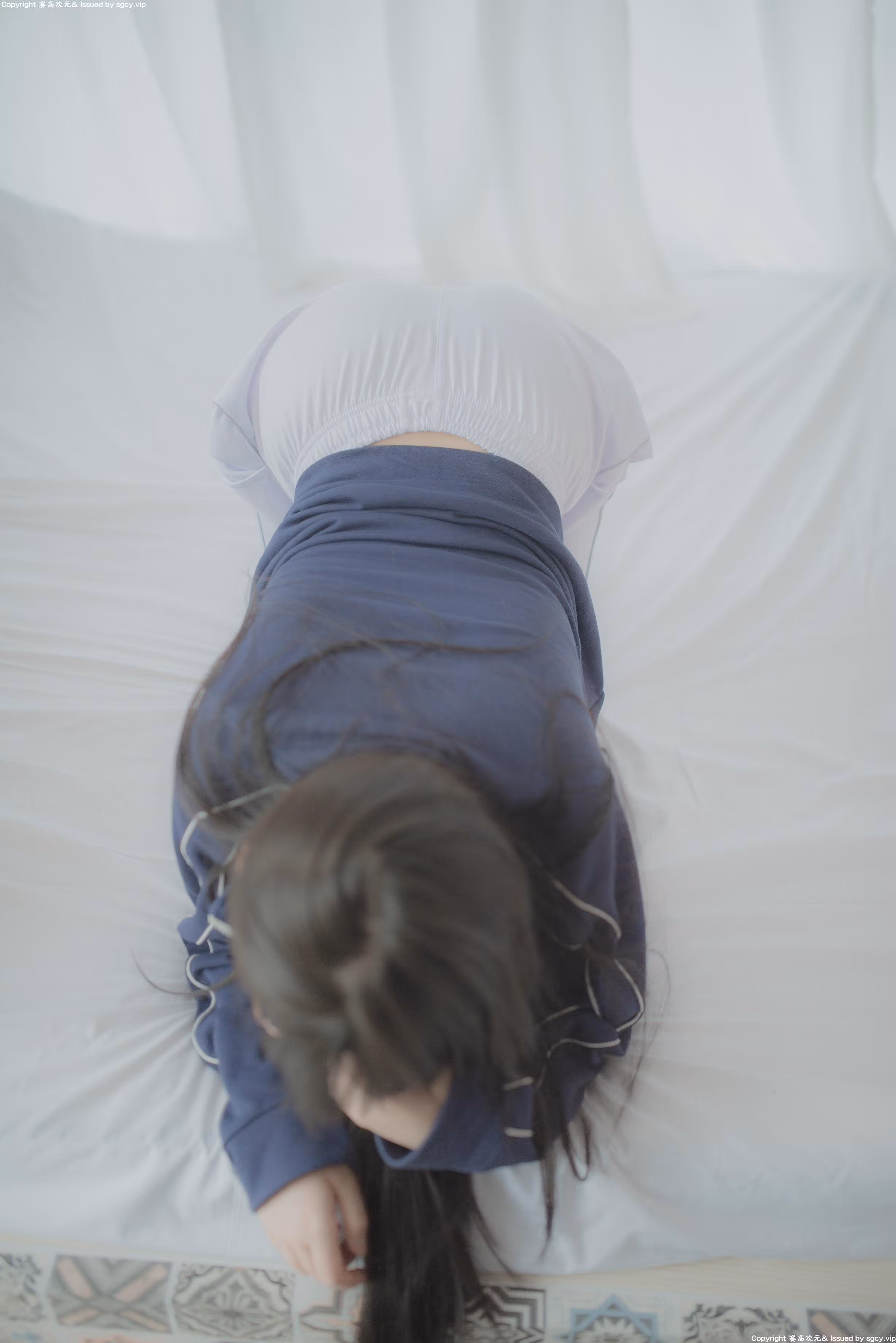 白色短袖衬衫搭配黑色长袜展现清纯可爱少女与白嫩肌肤线条