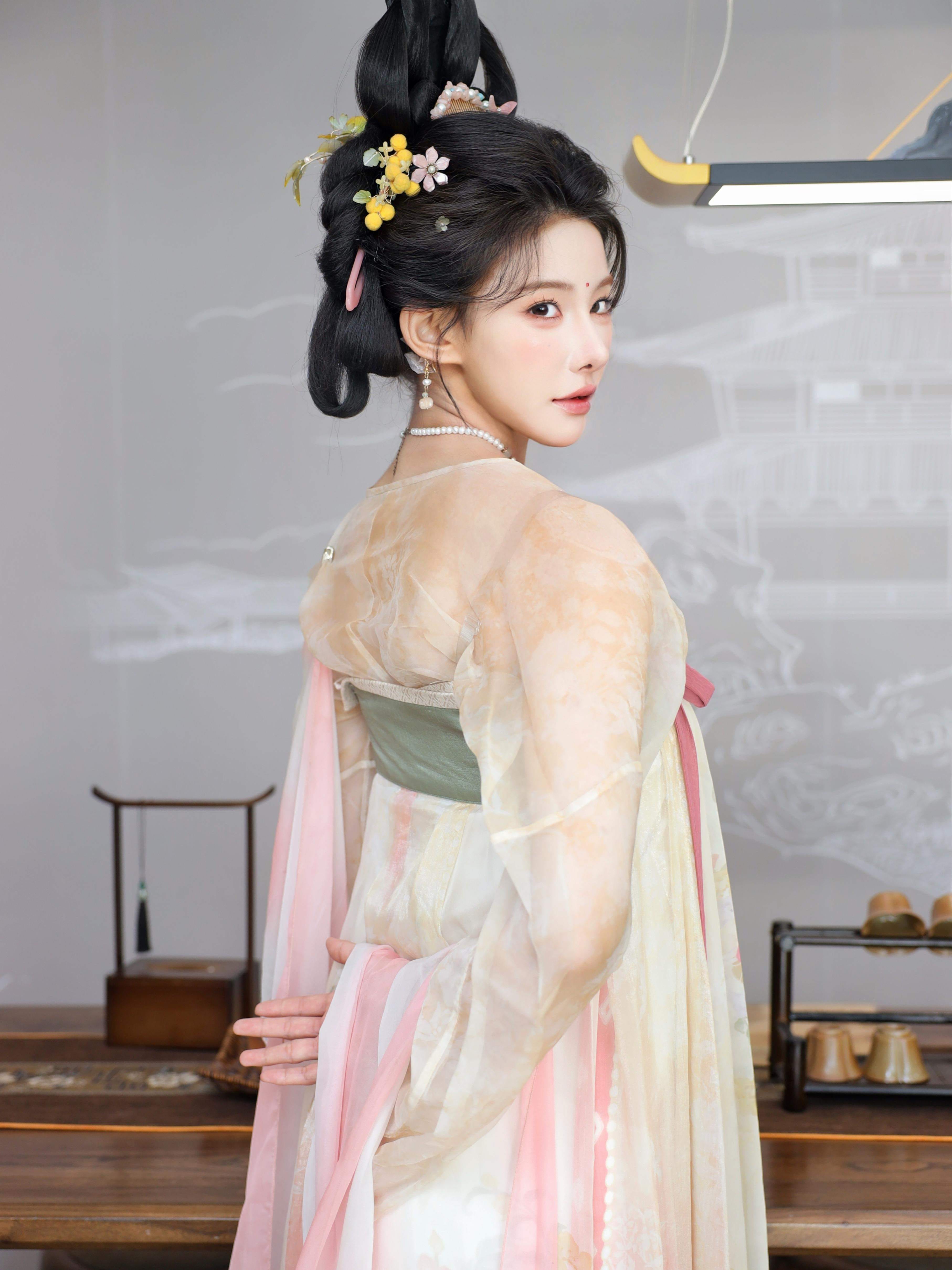 褪去古风服装后在床上显露白嫩玉足线条