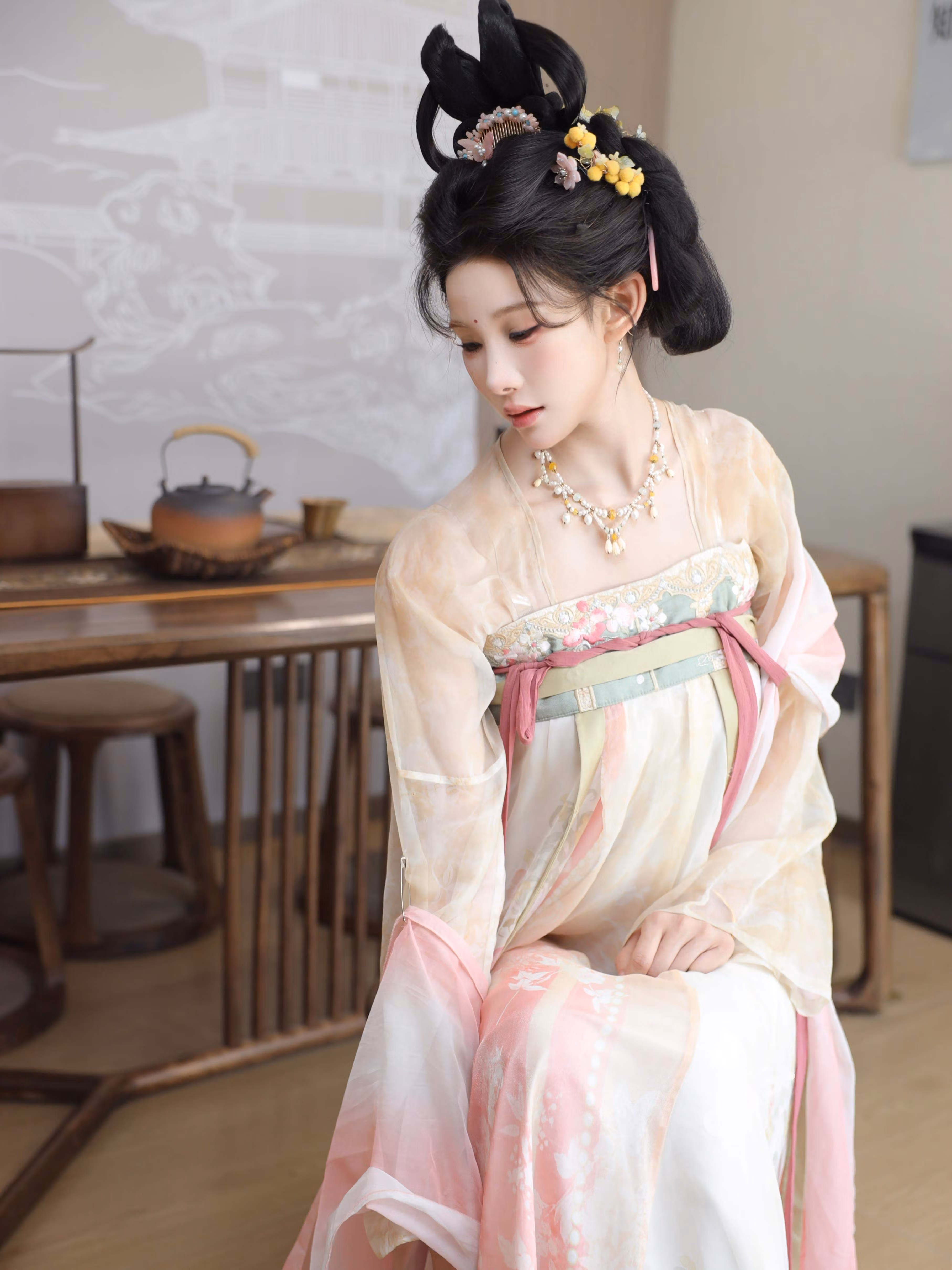 梨霜儿模型身穿古风汉服在室内展现美腿姿势