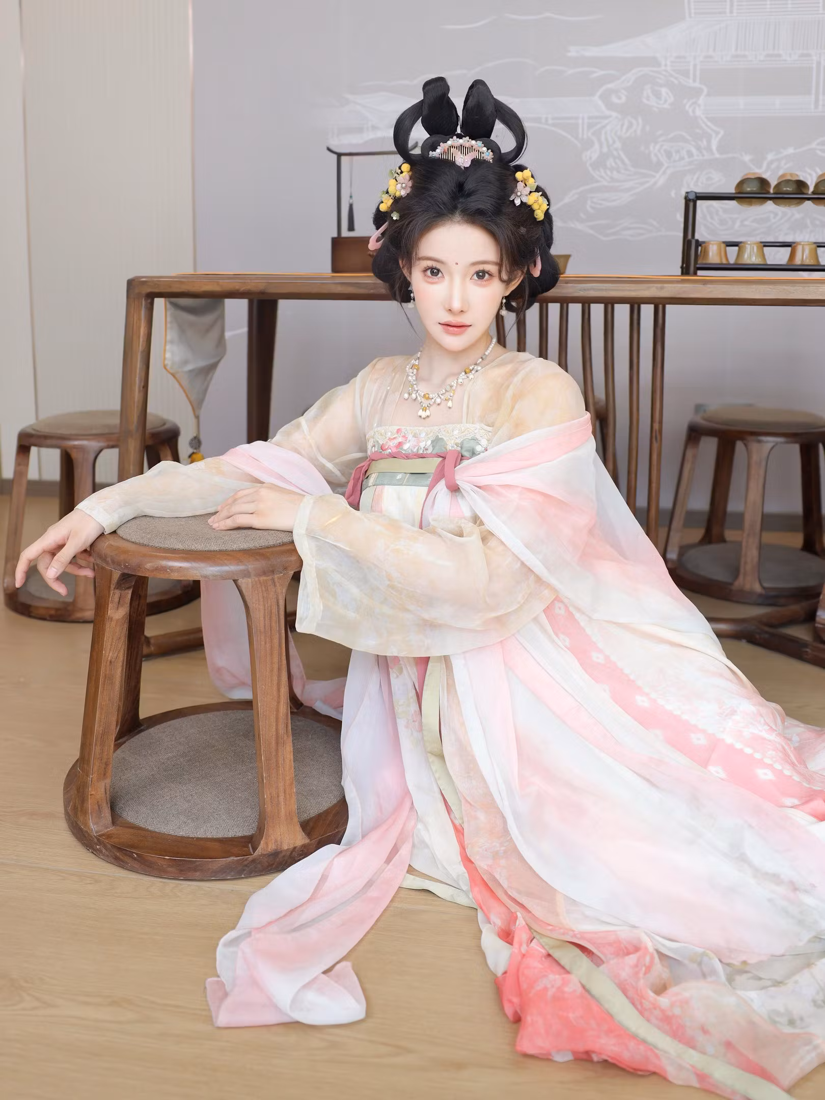 梨霜儿模型身穿古风汉服在室内展现美腿姿势