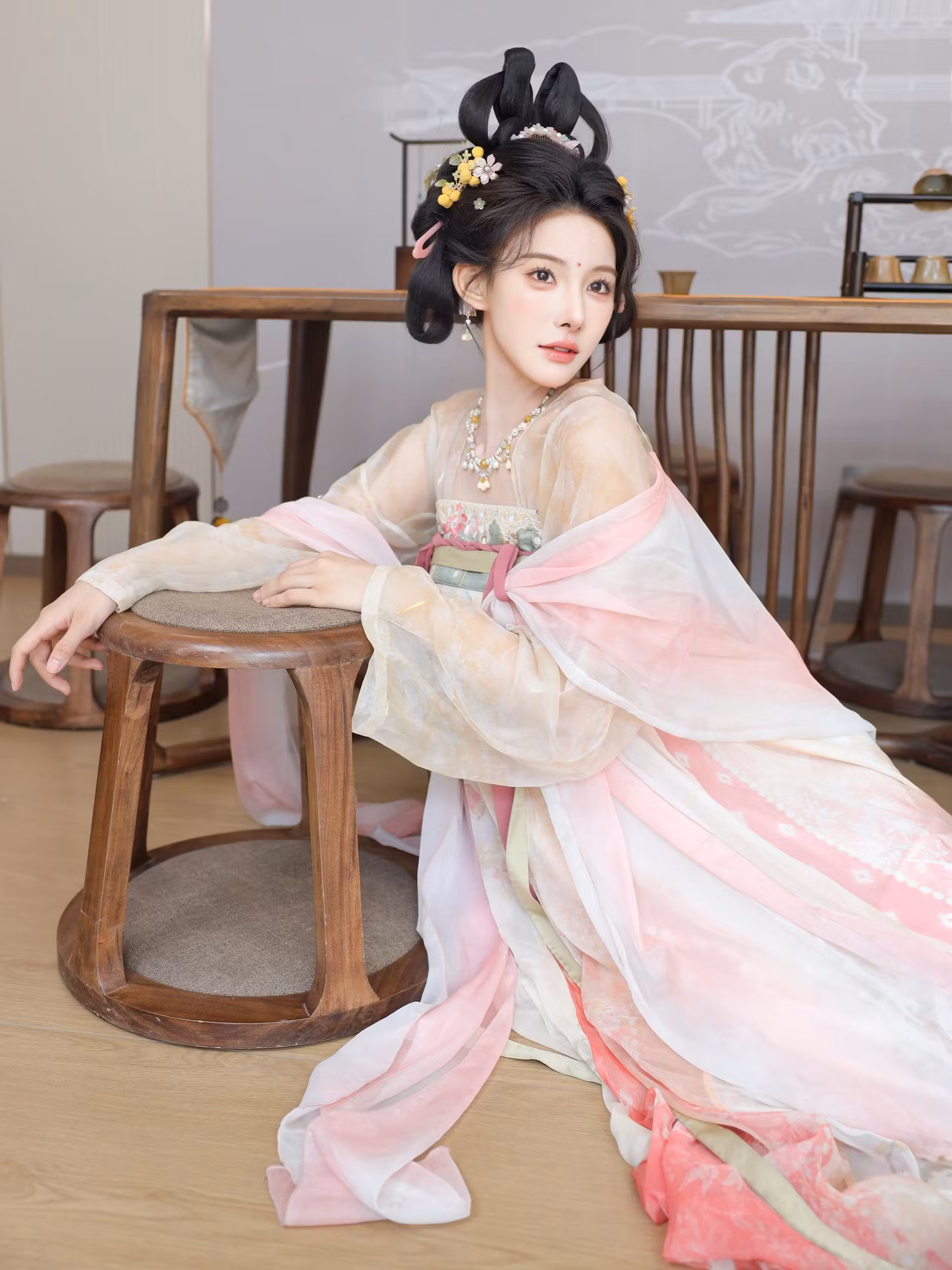 唐代发髻与簪花发饰展现清纯甜美少女与白嫩肌肤线条