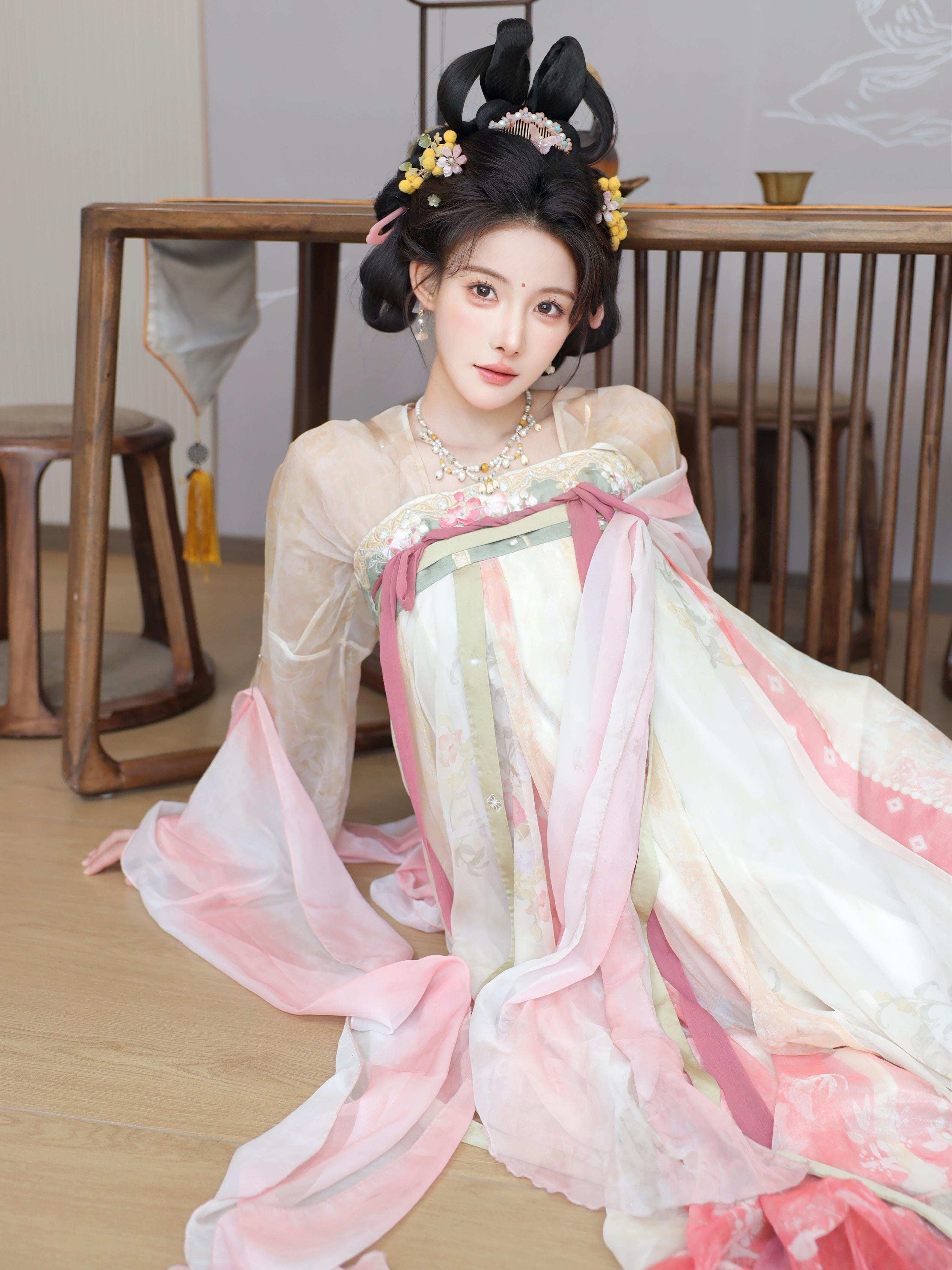 古典茶室木椅背景下勾勒极品美女身形曲线