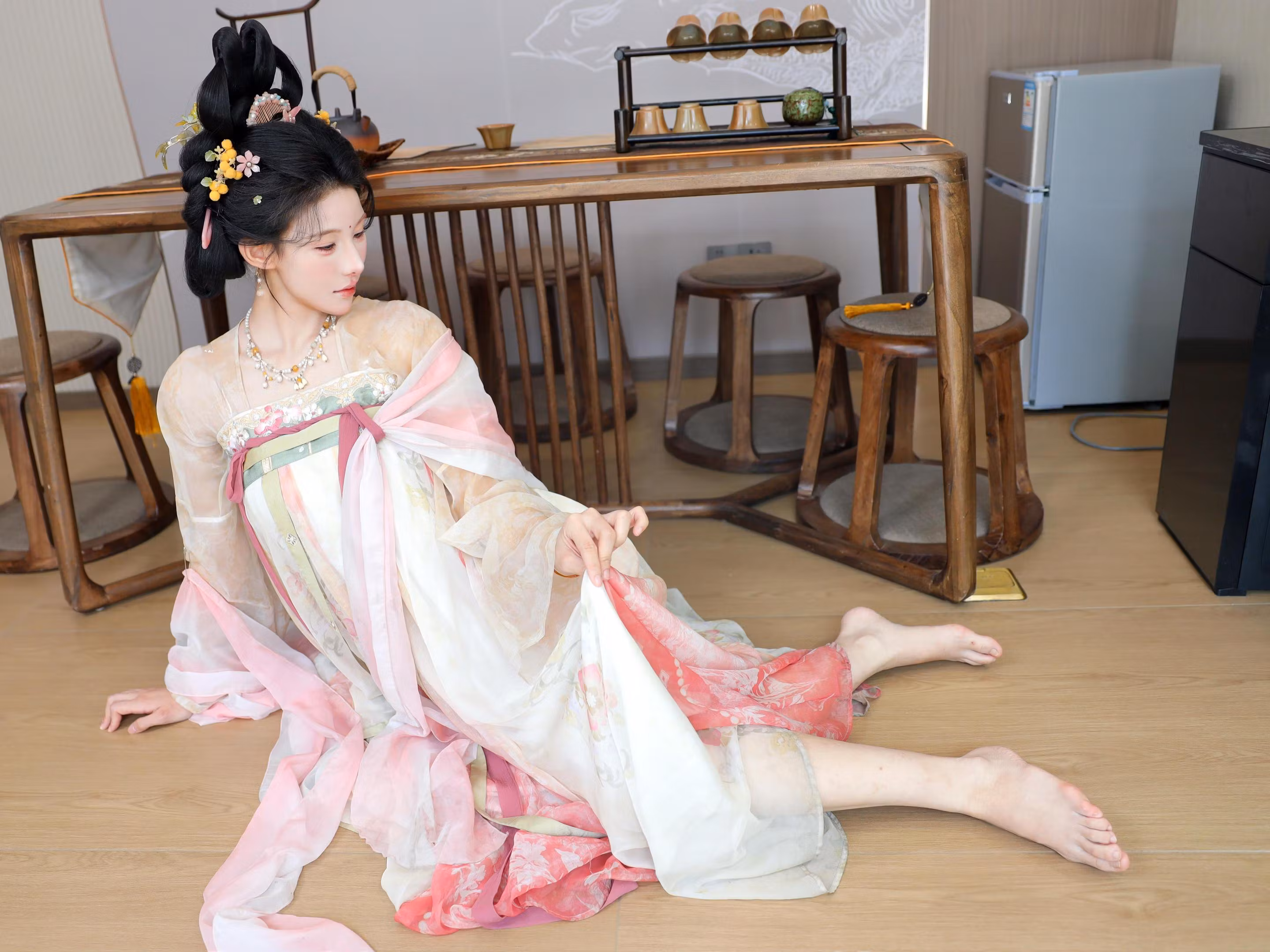 齐胸襦裙轻纱质感姿势展现性感诱惑女性反差