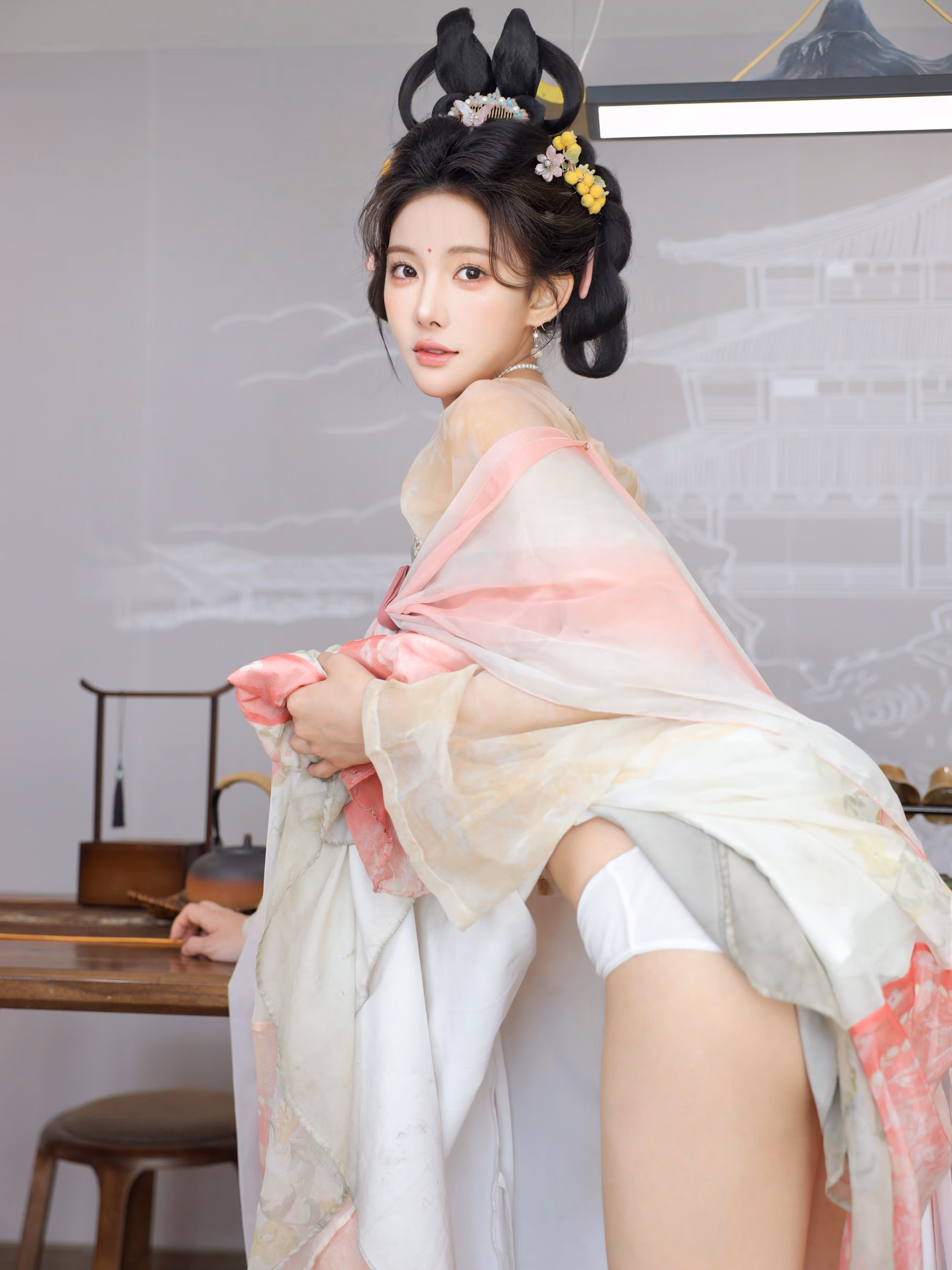 古典茶室木椅背景下勾勒极品美女身形曲线