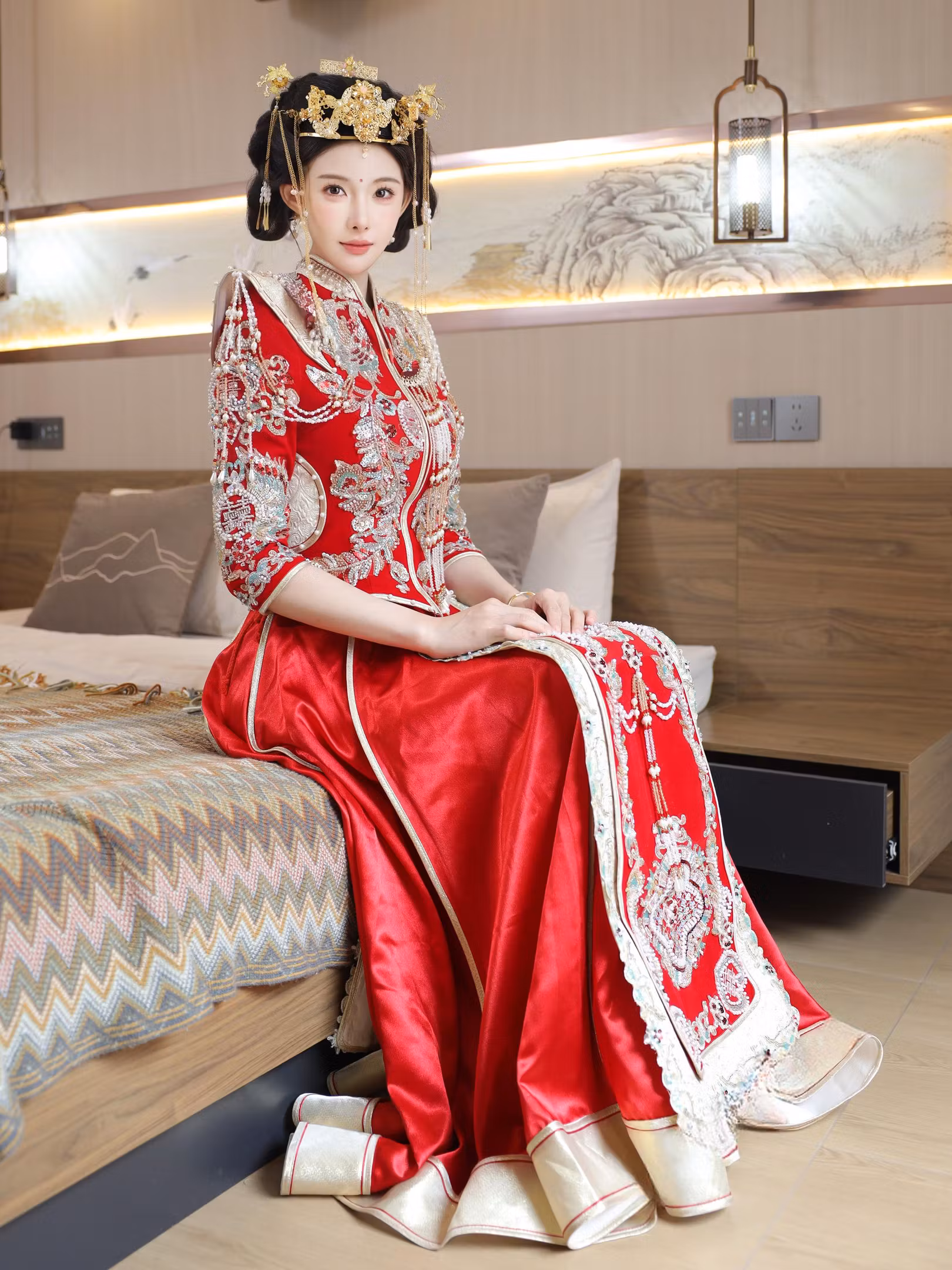 梨霜儿模型身穿中式秀禾服在床上展现端庄坐姿姿势