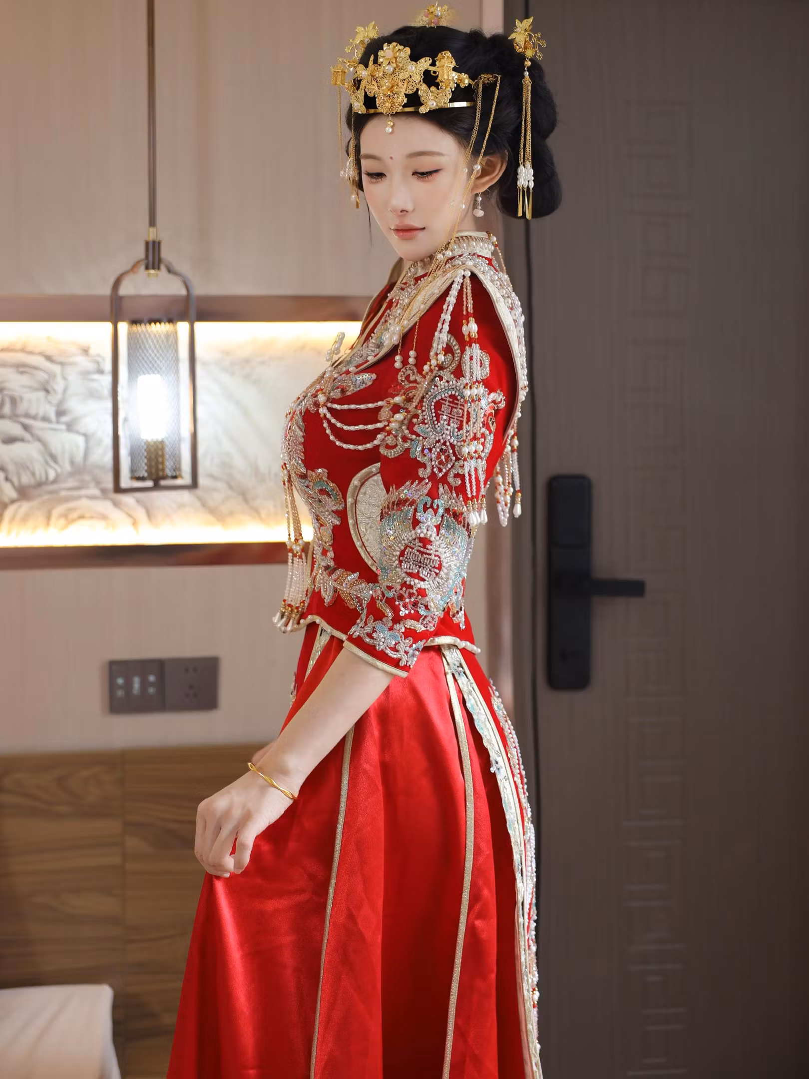 中式凤冠霞帔金色发饰展现清纯甜美少女与白嫩肌肤线条