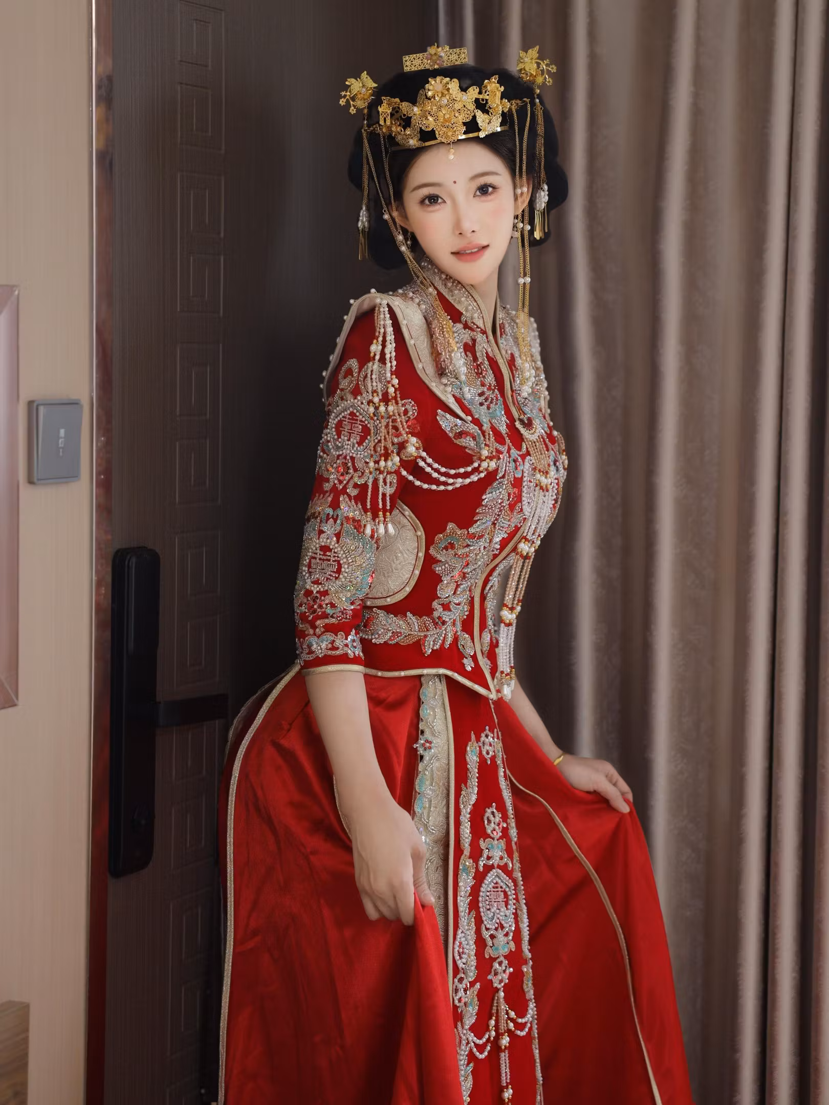 大红刺绣婚服绸缎质感姿势展现性感诱惑女性反差