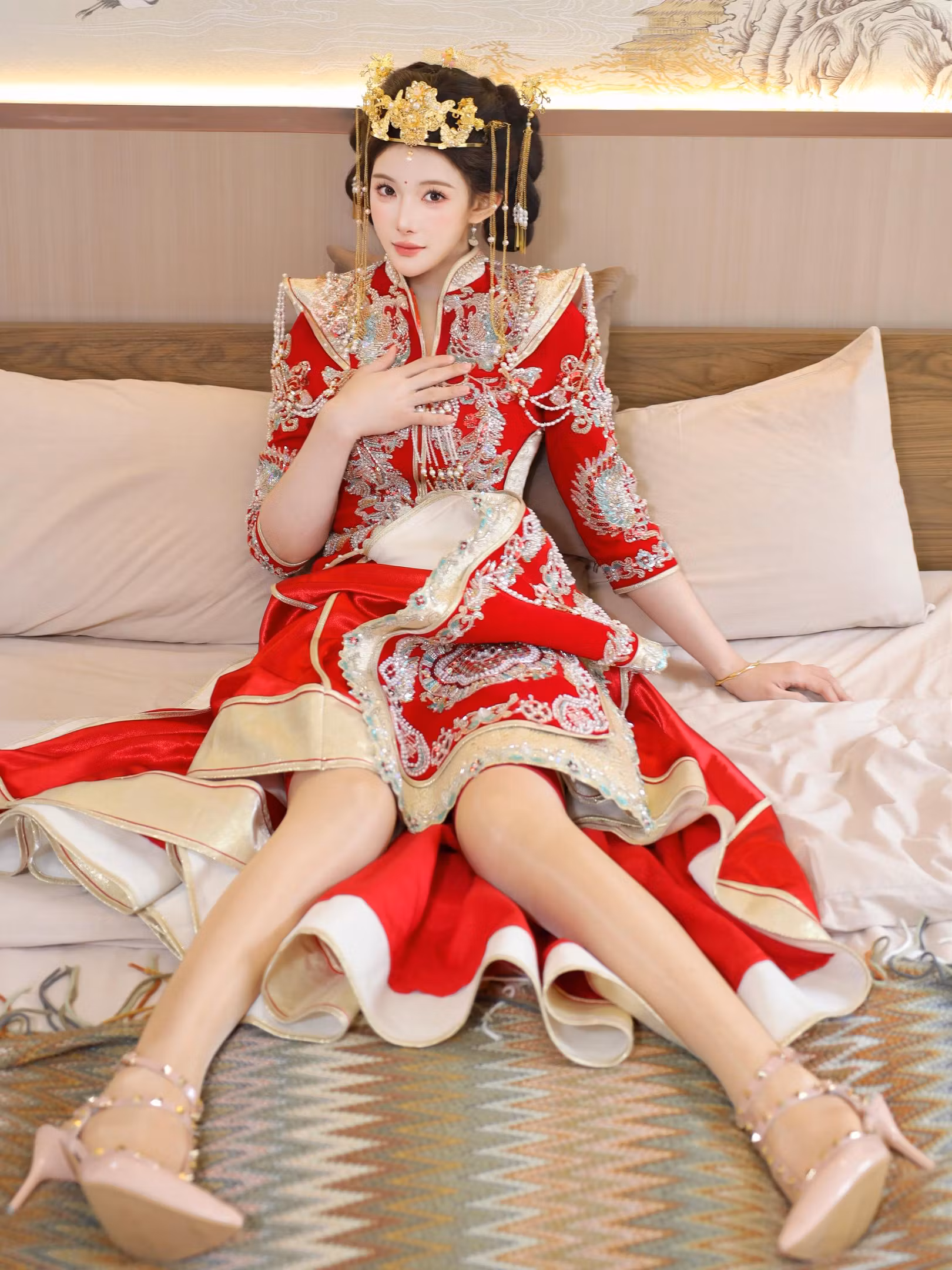 梨霜儿模型身穿中式秀禾服在床上展现端庄坐姿姿势