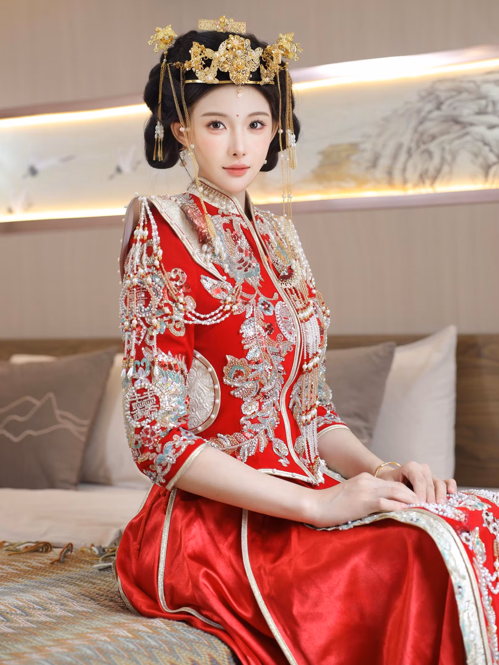 中式凤冠霞帔金色发饰展现清纯甜美少女与白嫩肌肤线条