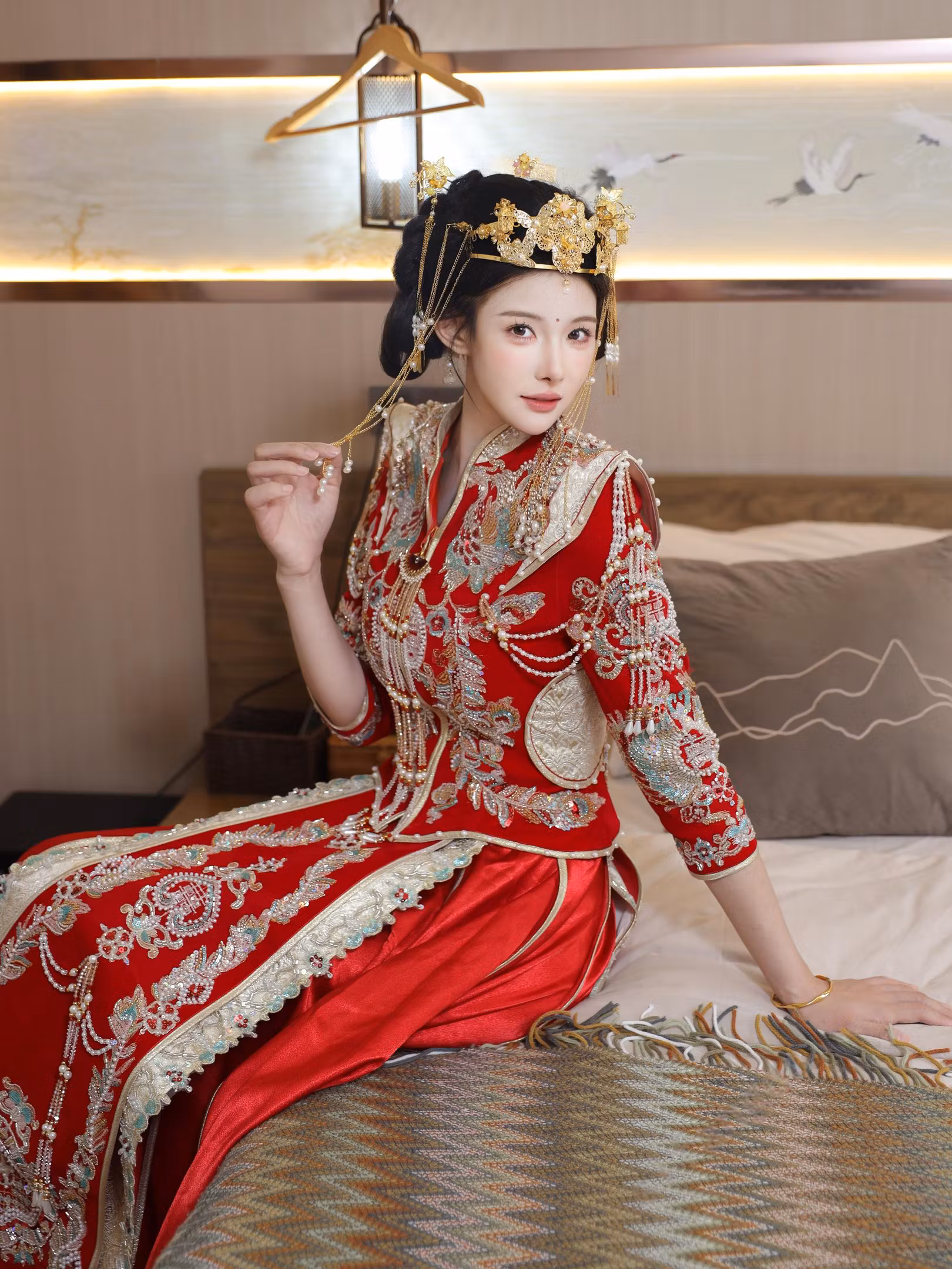 大红刺绣婚服绸缎质感姿势展现性感诱惑女性反差