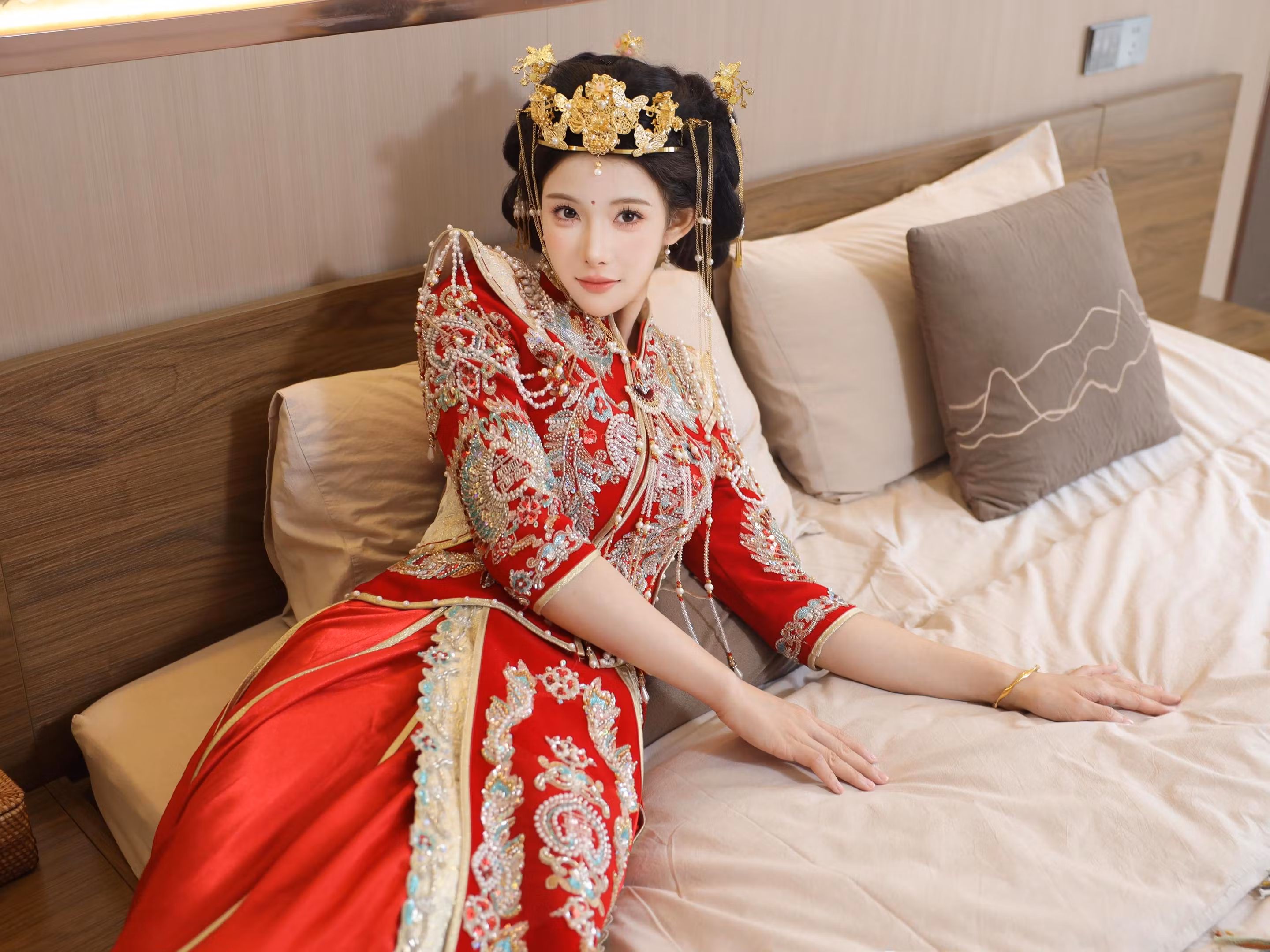 褪去中式新娘服装后在床上显露白嫩玉足线条