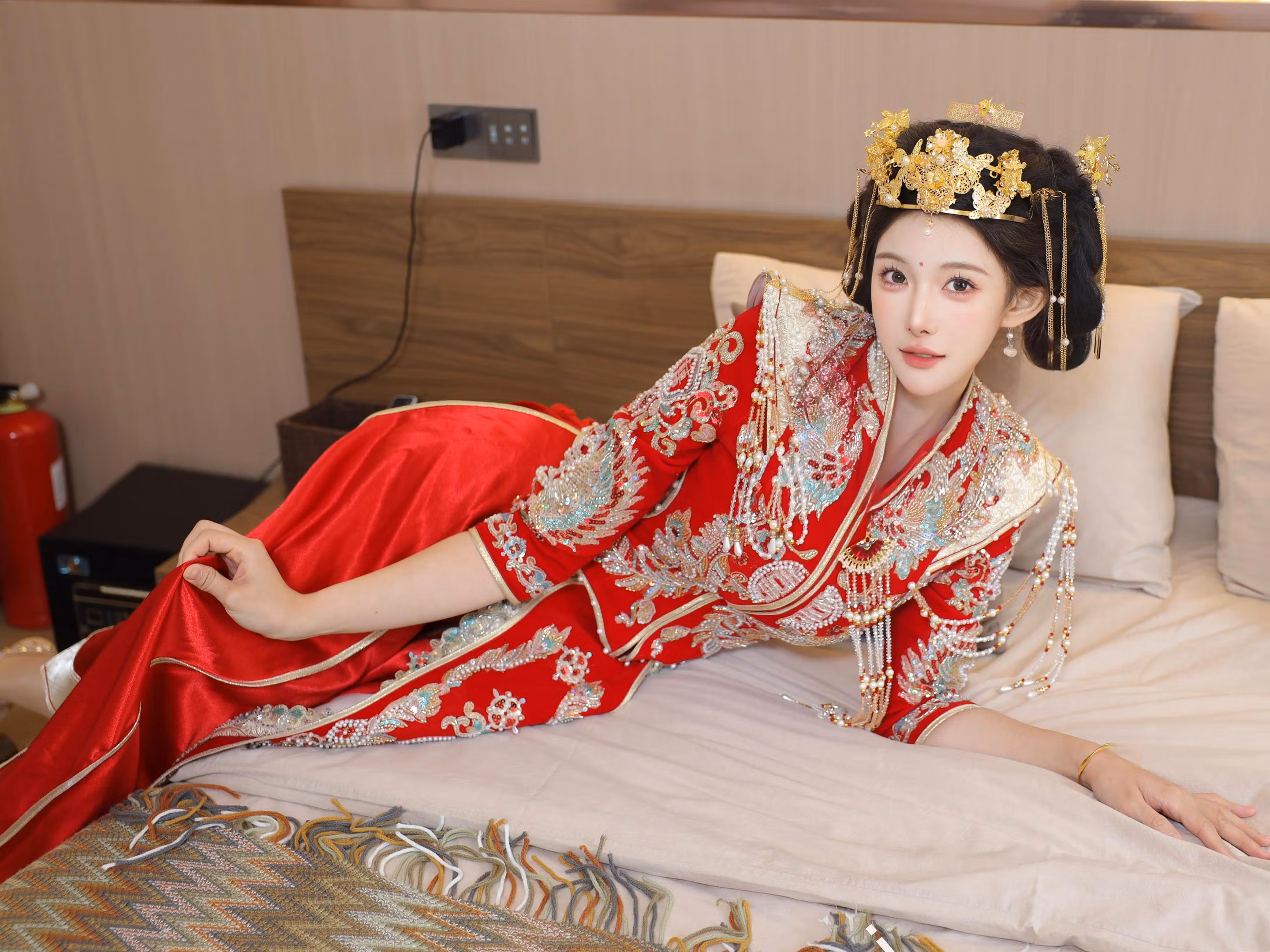 带有独特婚服COS反差魅惑的粉嫩鲍鱼嫰穴私房照