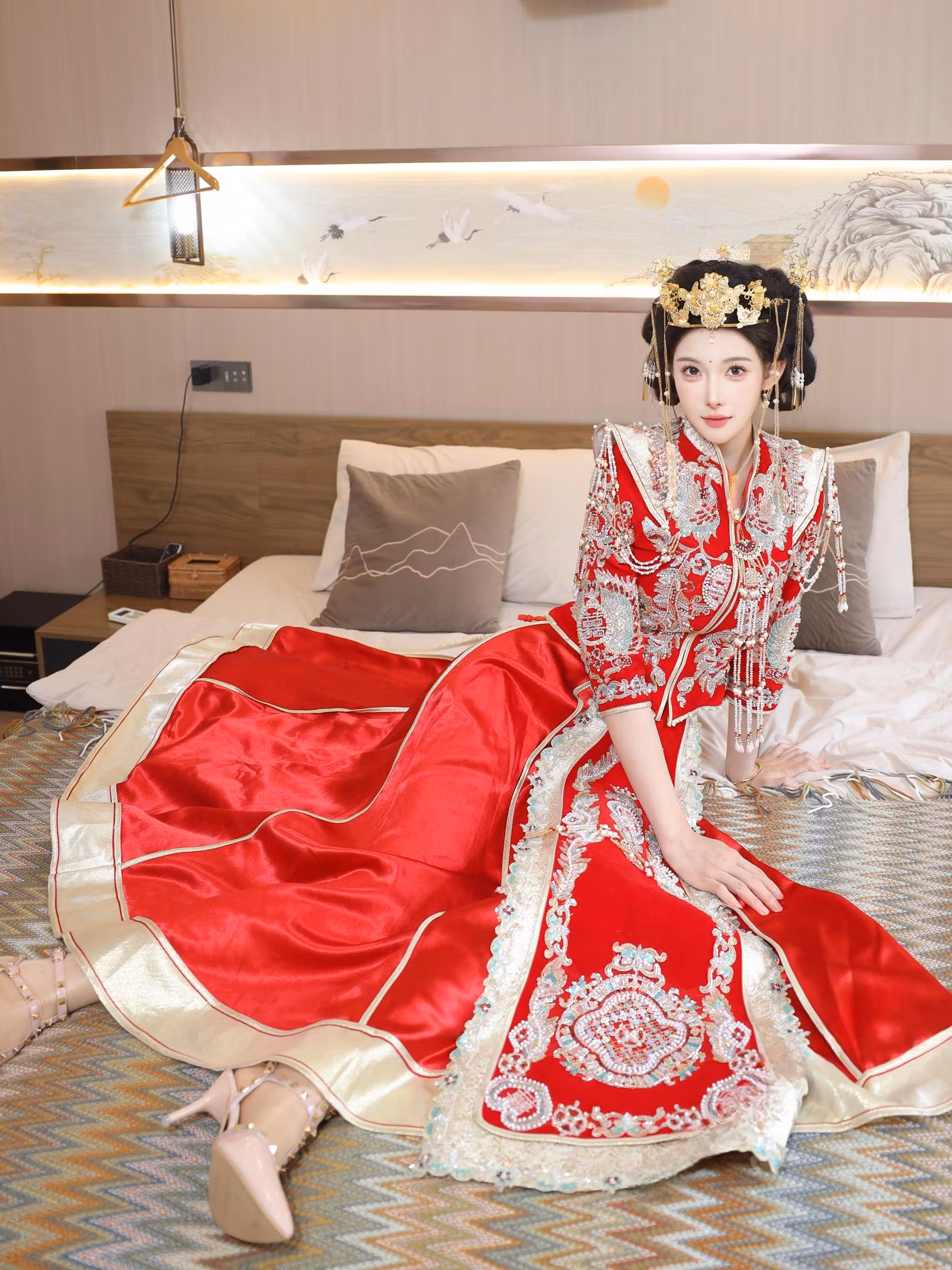 梨霜儿模型身穿中式秀禾服在床上展现端庄坐姿姿势
