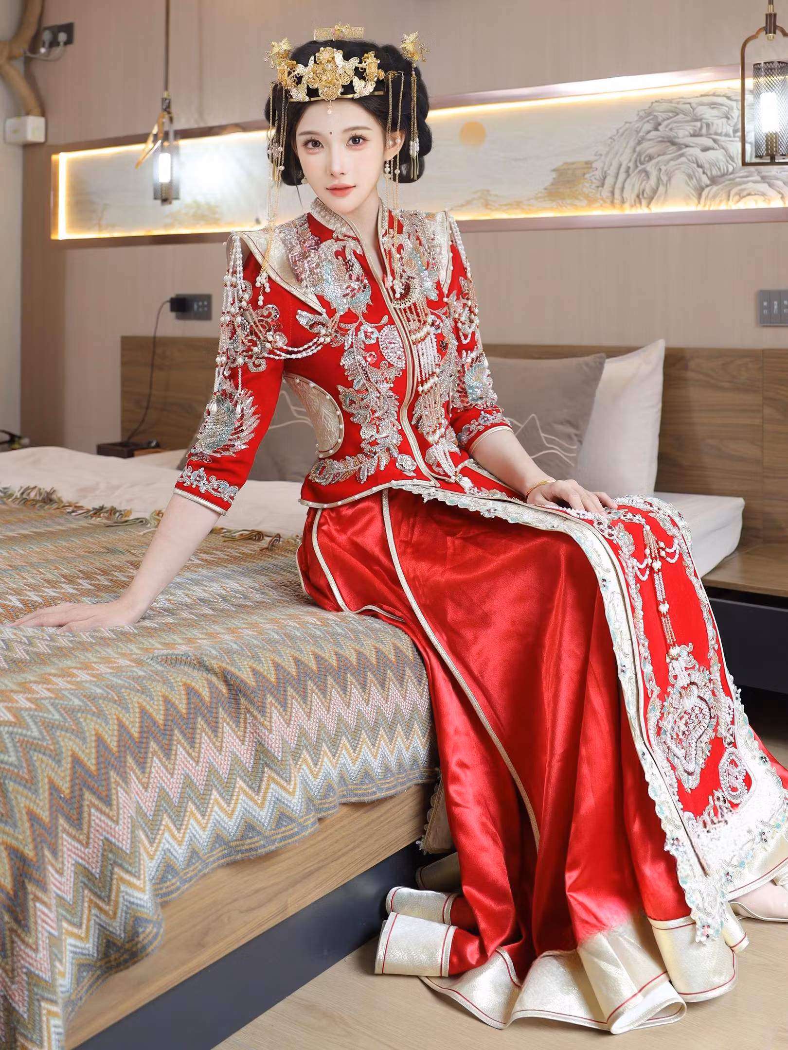 大红刺绣婚服绸缎质感姿势展现性感诱惑女性反差