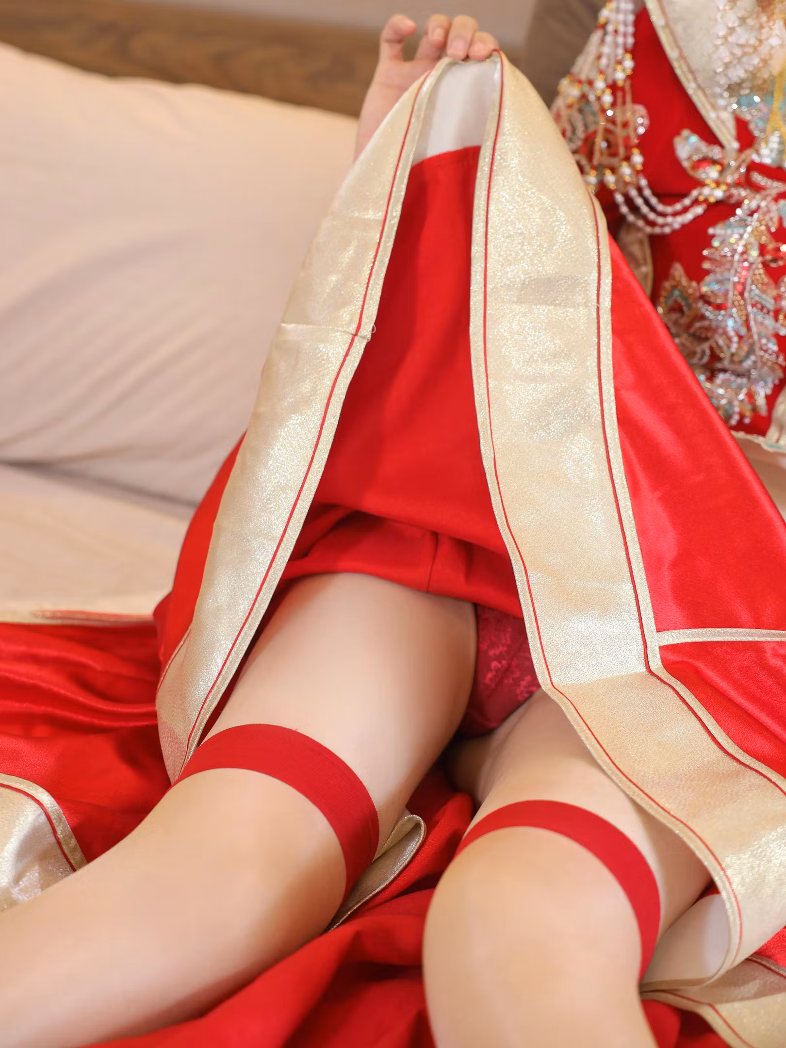 褪去中式新娘服装后在床上显露白嫩玉足线条