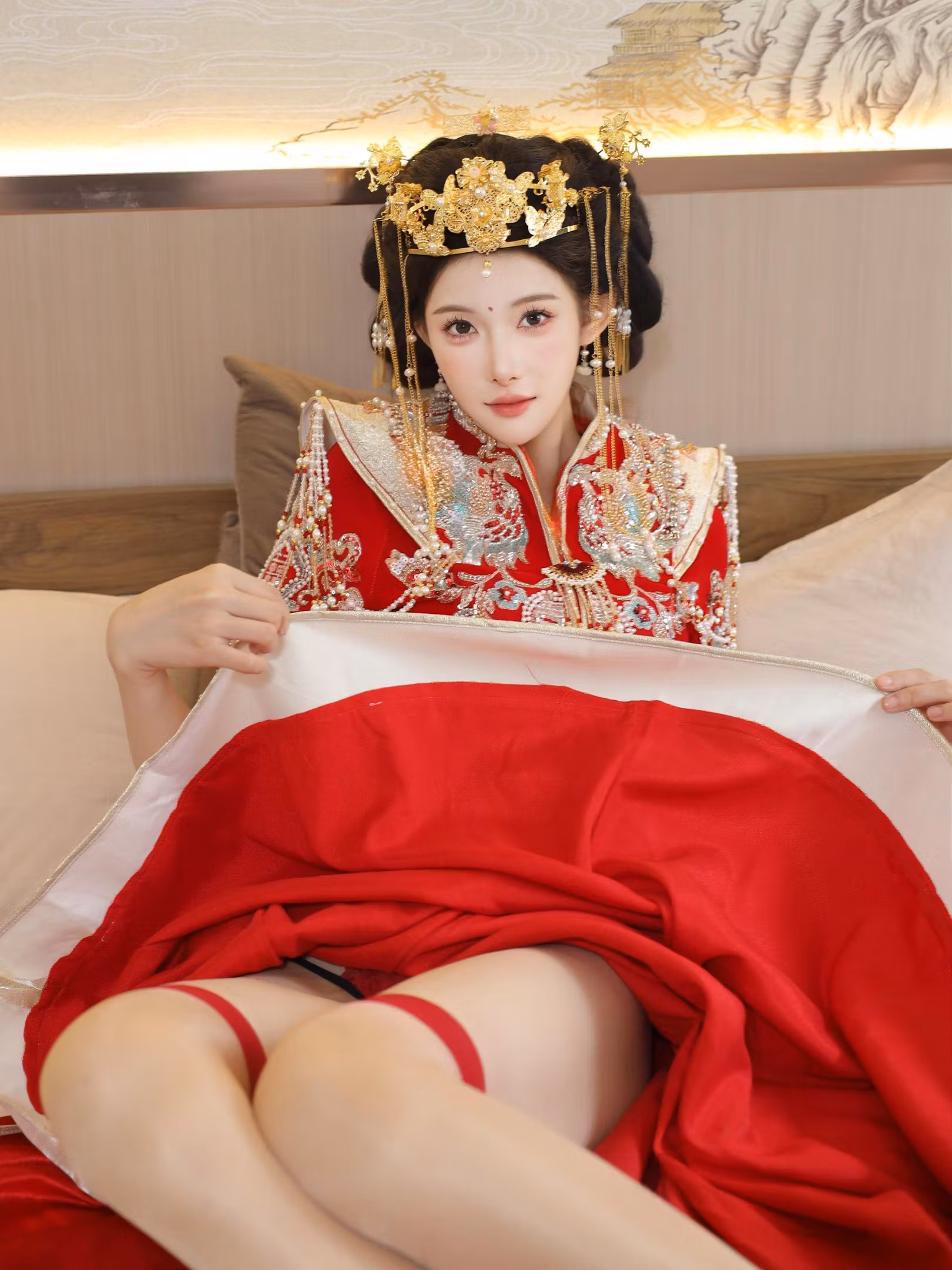 梨霜儿模型身穿中式秀禾服在床上展现端庄坐姿姿势