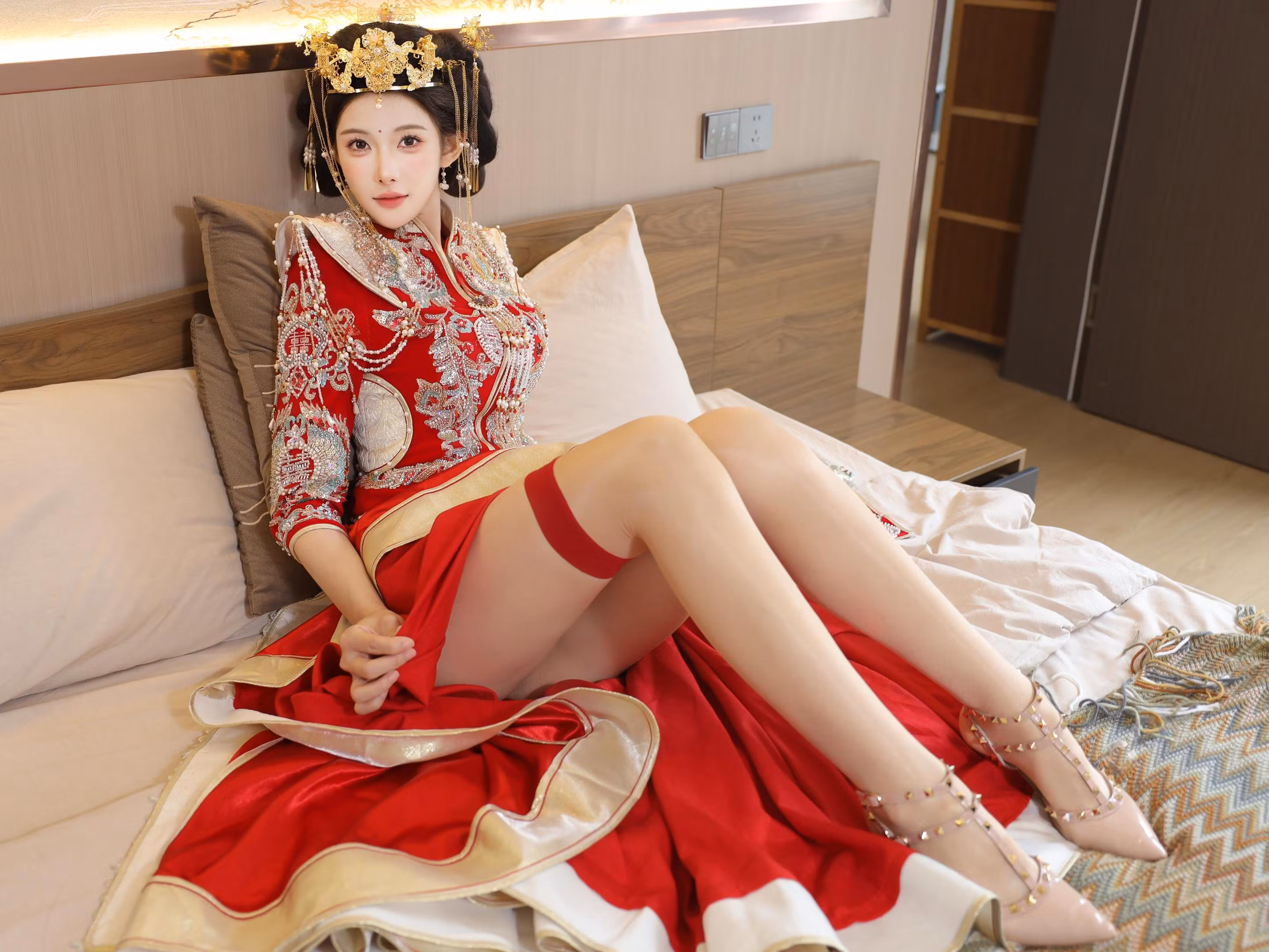 中式凤冠霞帔金色发饰展现清纯甜美少女与白嫩肌肤线条