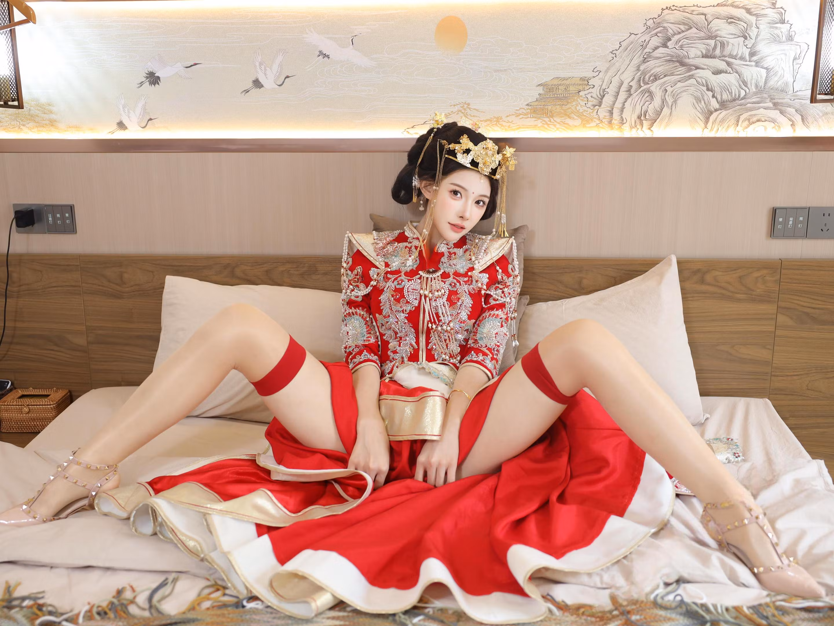 大红刺绣婚服绸缎质感姿势展现性感诱惑女性反差