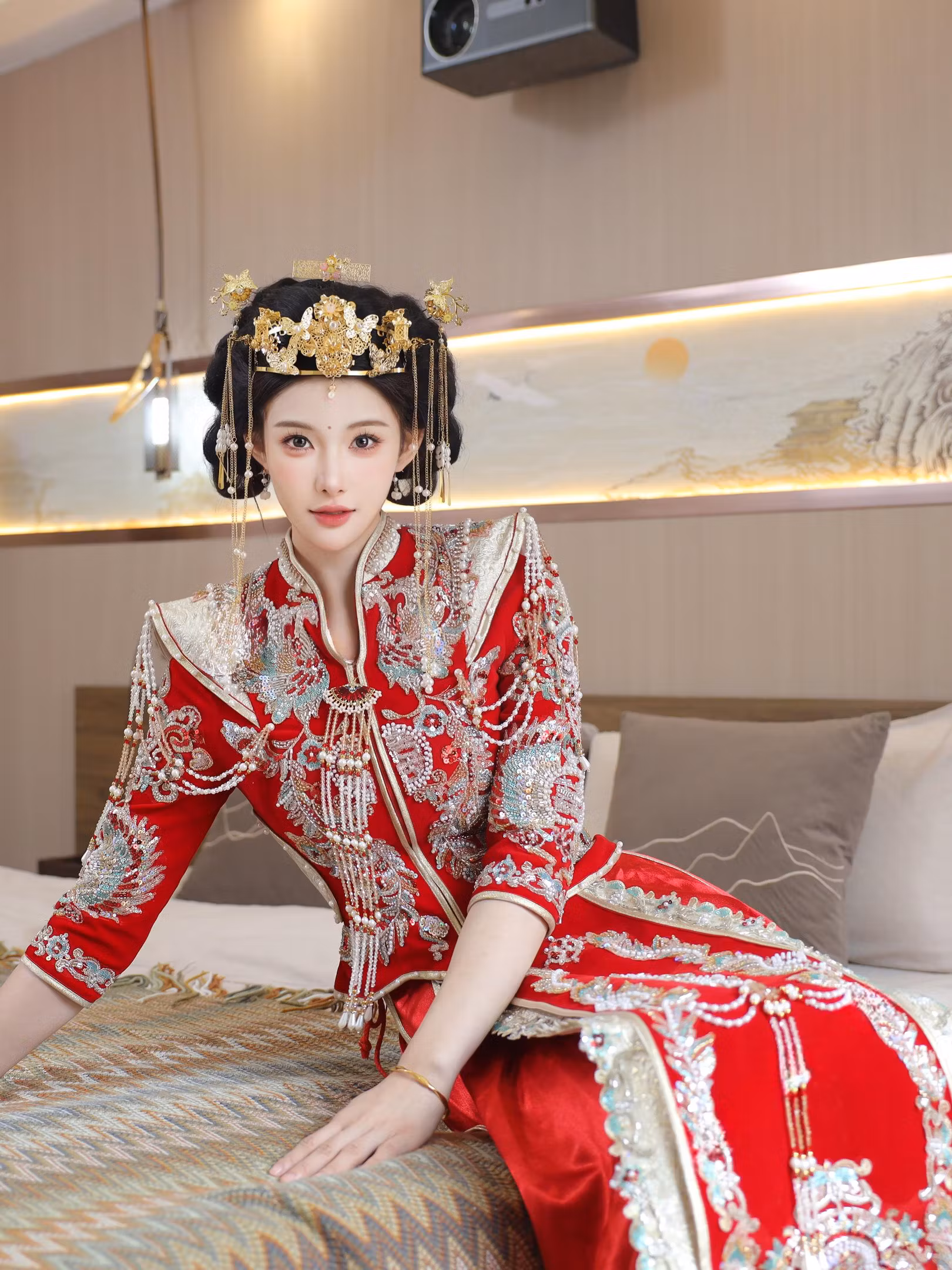 褪去中式新娘服装后在床上显露白嫩玉足线条