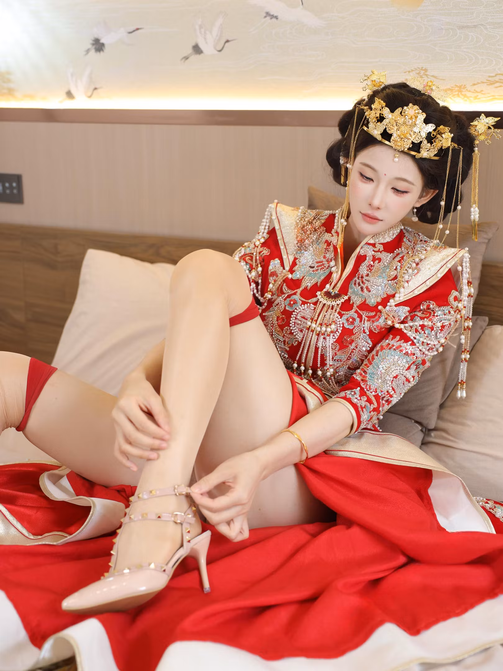梨霜儿模型身穿中式秀禾服在床上展现端庄坐姿姿势