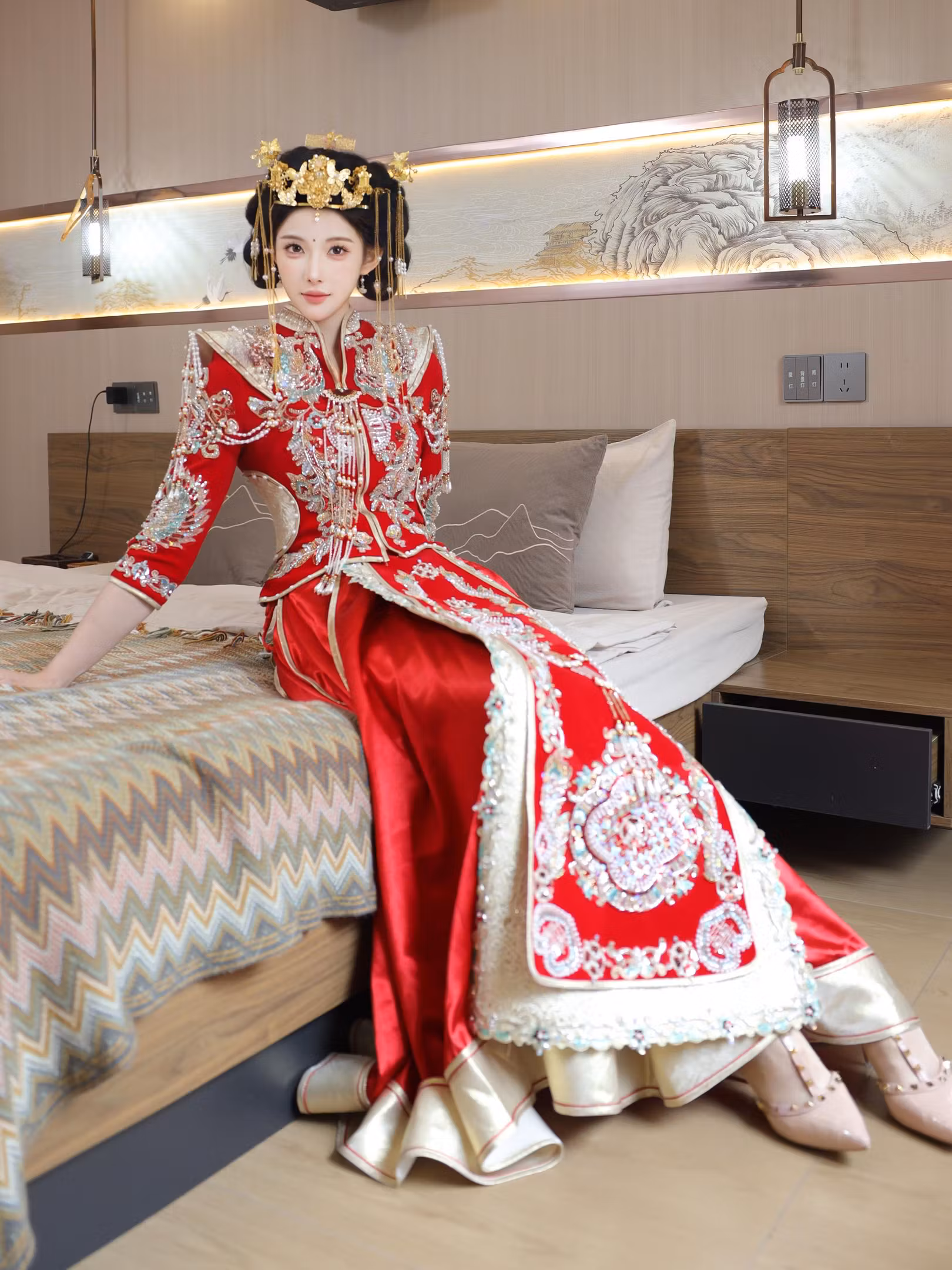 大红刺绣婚服绸缎质感姿势展现性感诱惑女性反差