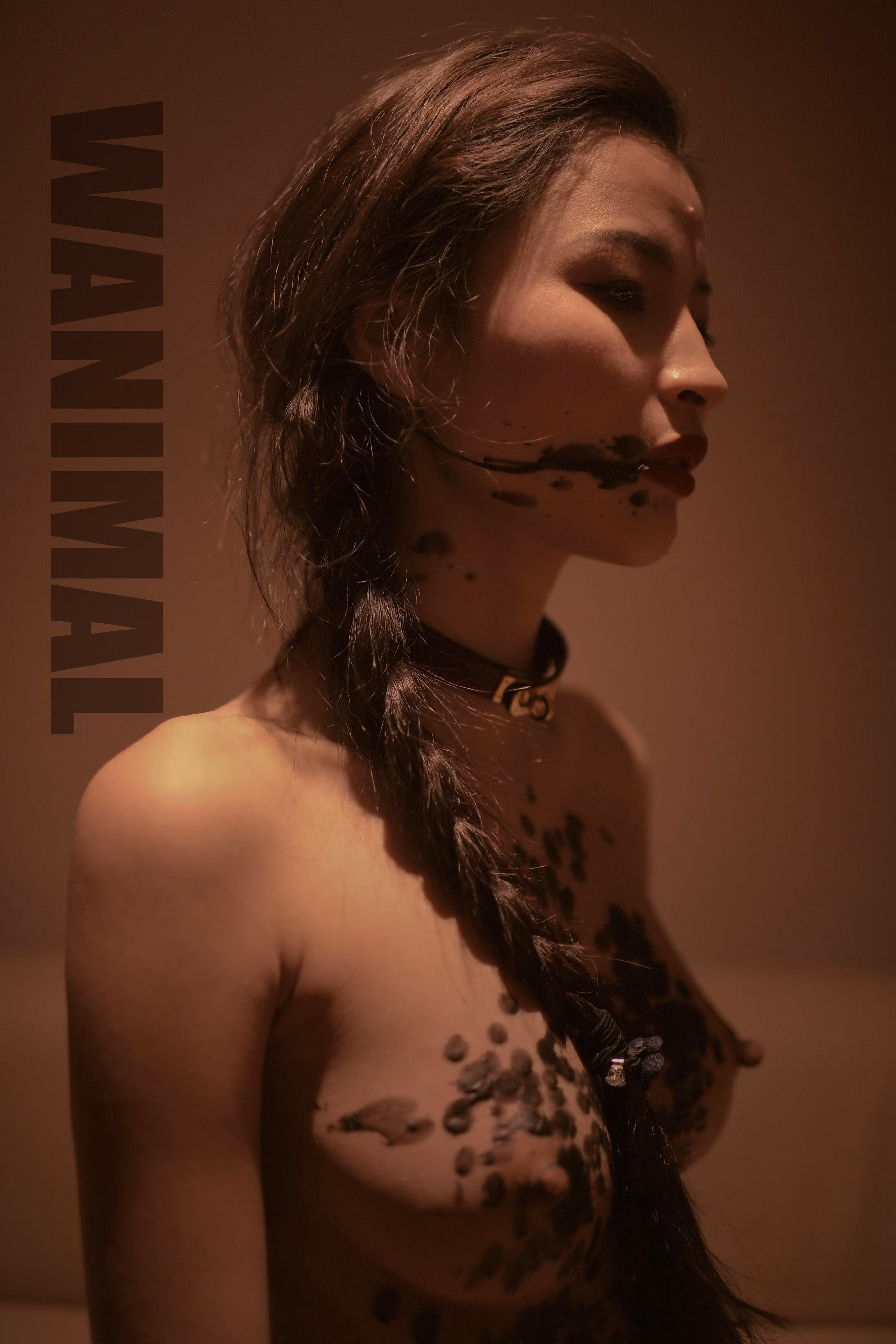 暗黑私房室内背景下勾勒极品美女身形曲线